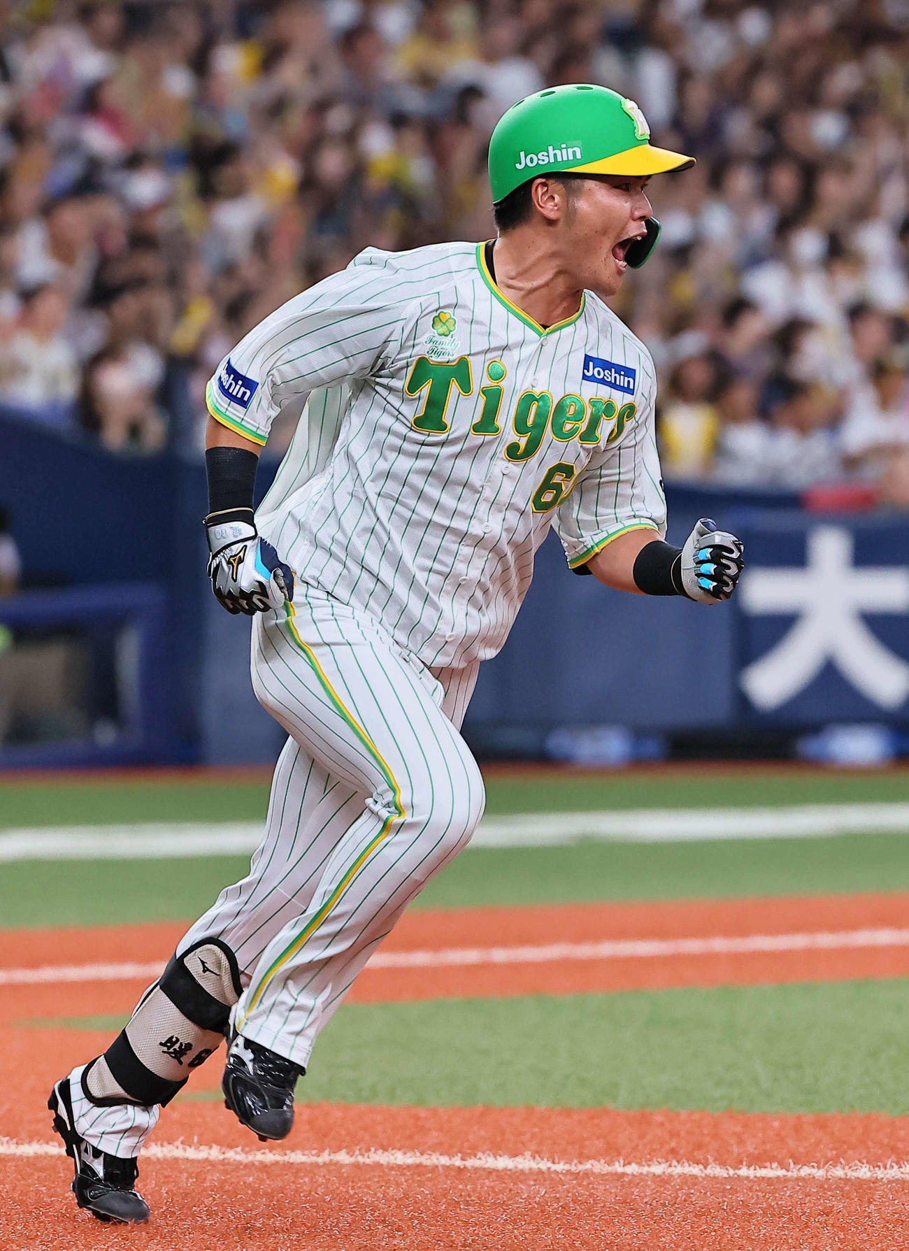 阪神対ヤクルト　3回裏阪神1死満塁、逆転2点適時打を放った小野寺は雄たけびをあげながら一塁へ向かう（撮影・上田博志）
