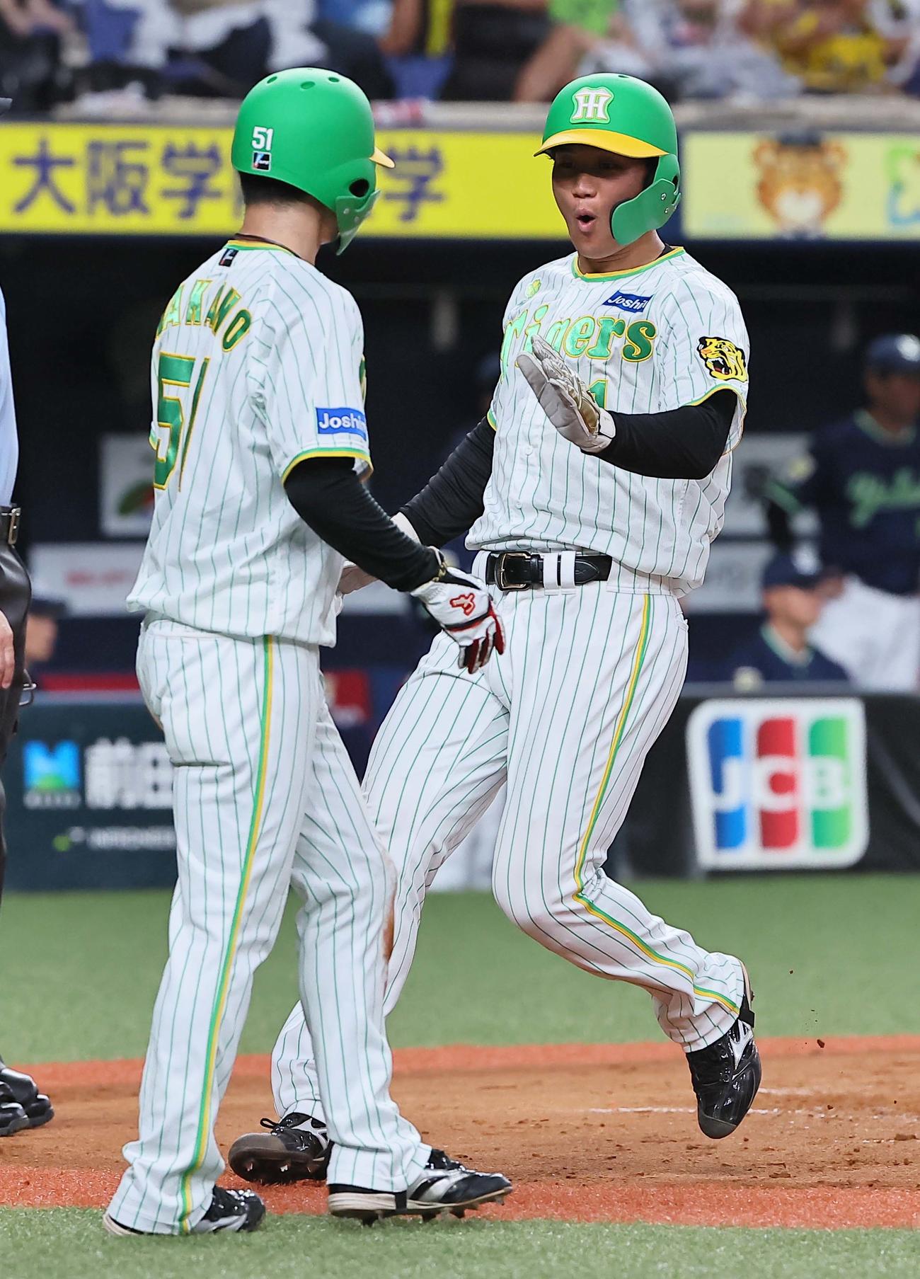 阪神対ヤクルト　3回裏阪神1死満塁、小野寺の2点適時打で生還した森下（右）と中野（撮影・上田博志）