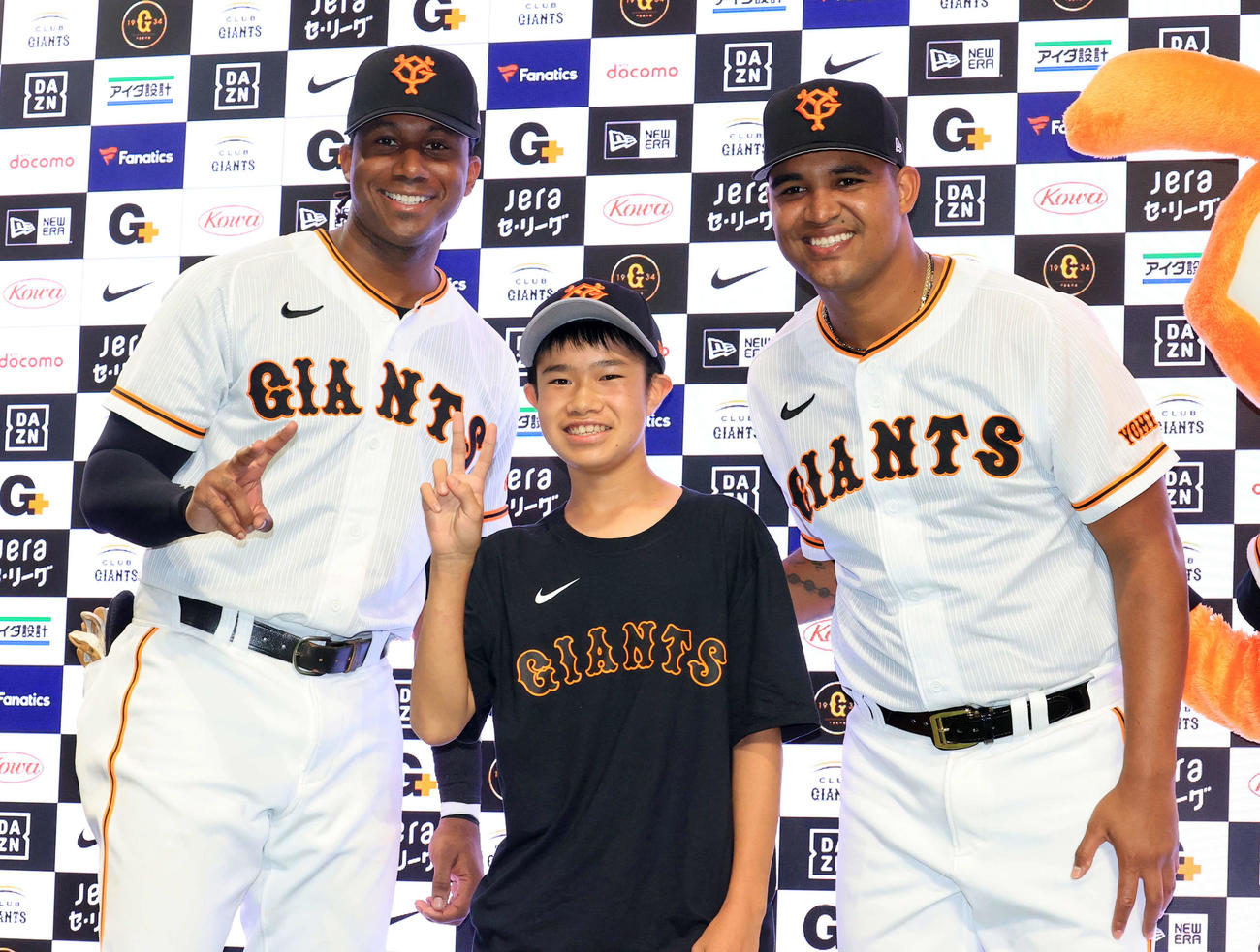 巨人対DeNA　ヒーローインタビュー後、笑顔でガ子どもと記念撮影するルブリンソン（左）とメンデス（撮影・浅見桂子）