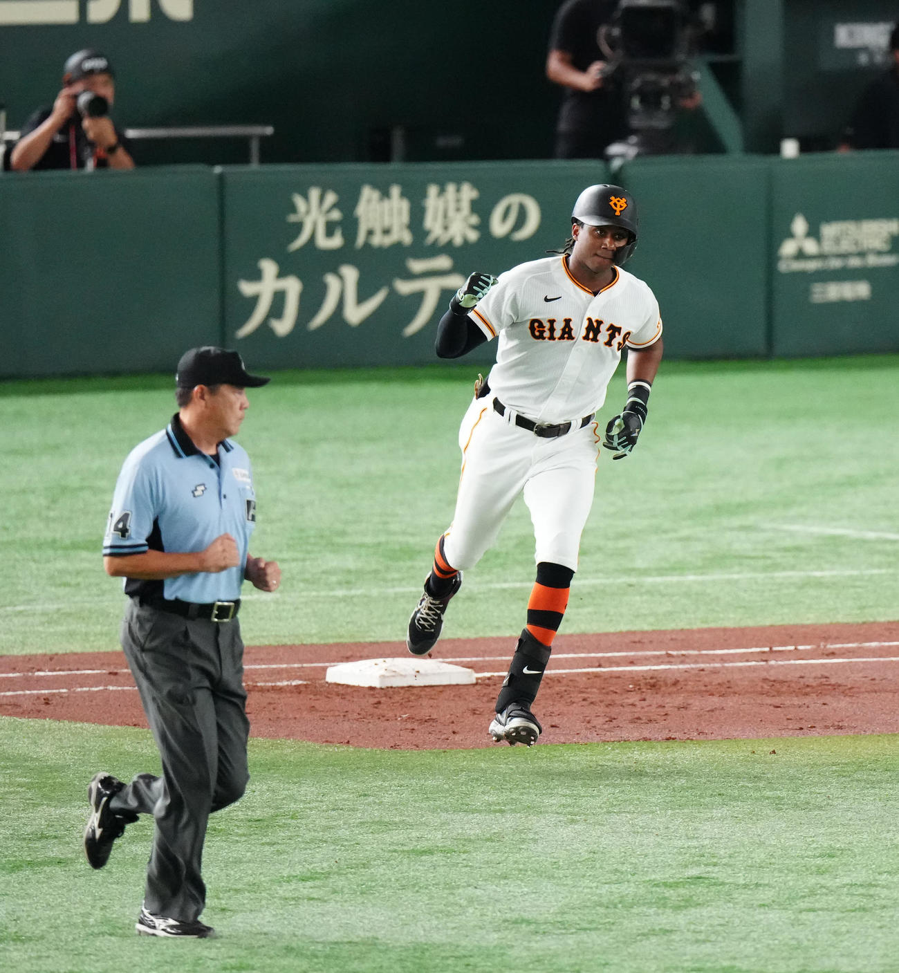 巨人対DeNA 1回裏巨人1死満塁、満塁本塁打を放ち、ガッツポーズのブリンソン（撮影・江口和貴）