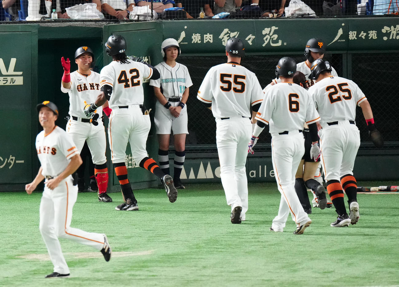 巨人対DeNA 1回裏巨人1死満塁、満塁本塁打を放ったブリンソン（後方左から2人目）とタッチを交わす浅野（撮影・江口和貴）
