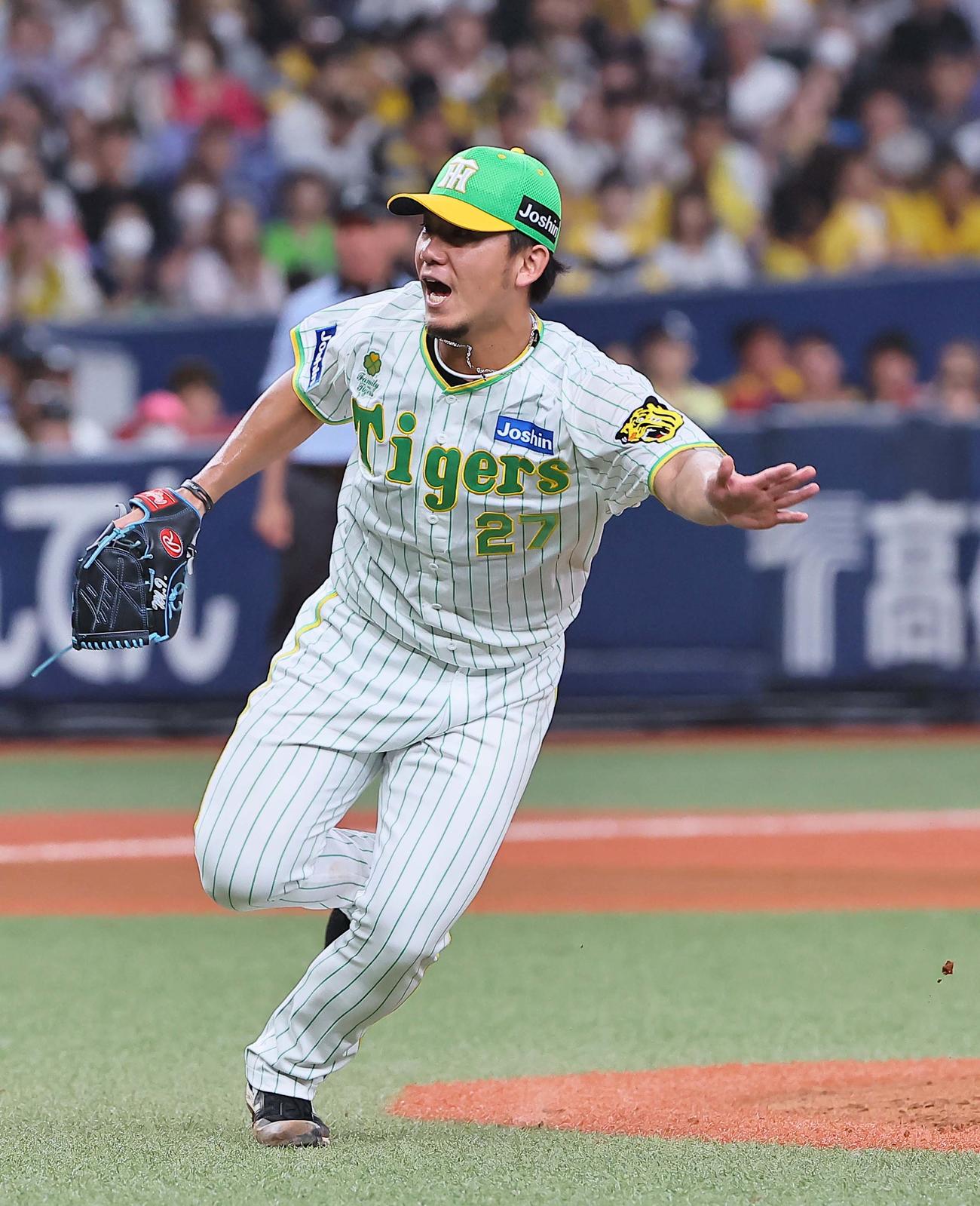 阪神対ヤクルト　3回表ヤクルト1死一塁、伊藤将は並木の送りバント処理に向かう（撮影・上田博志）