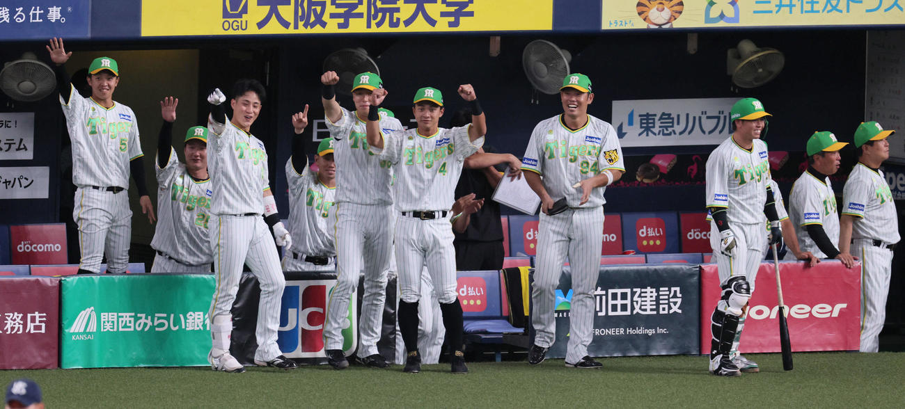 阪神対ヤクルト　3回裏阪神1死満塁、小野寺の右前逆転2点適時打をたたえる阪神ナイン（撮影・宮崎幸一）