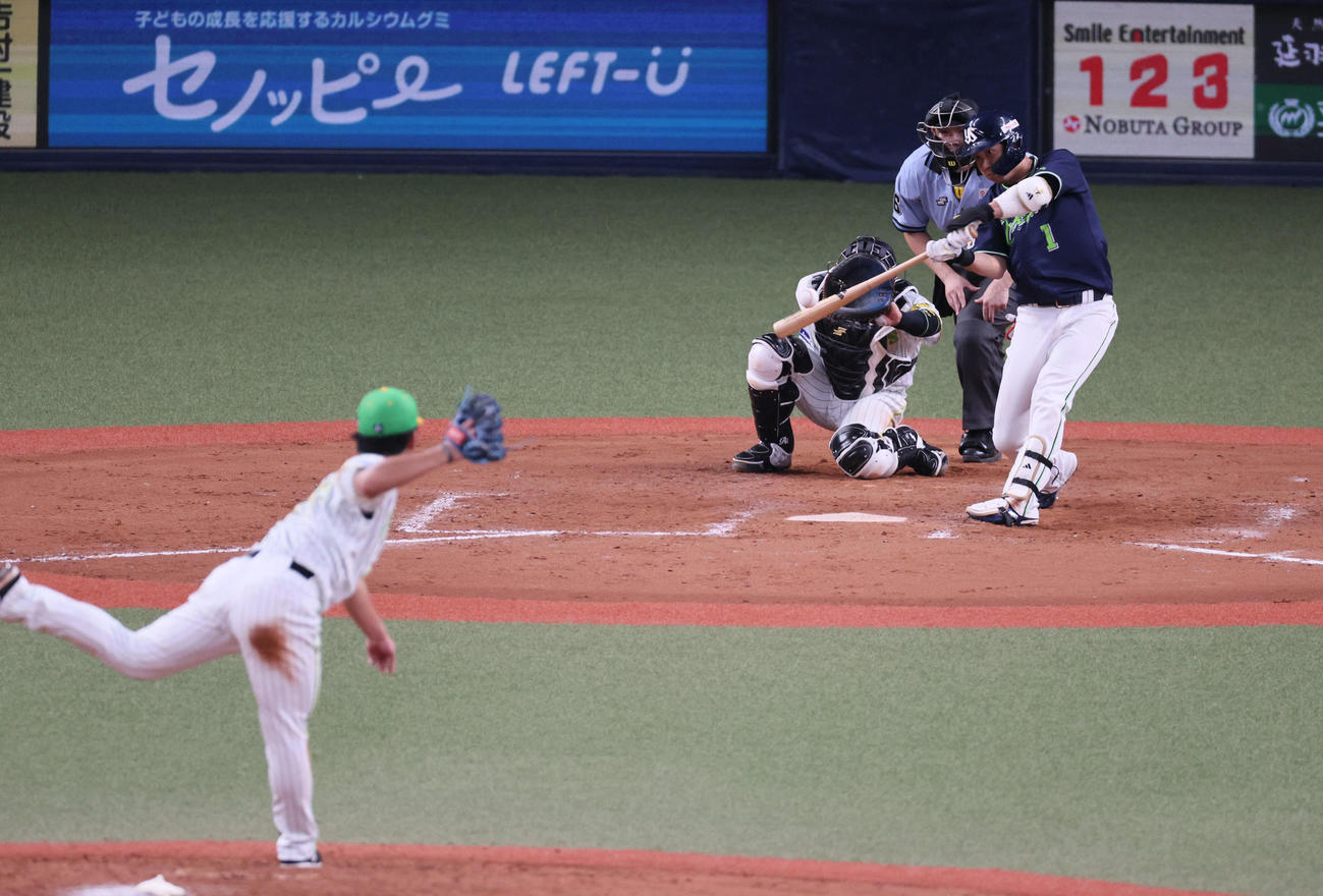 阪神対ヤクルト　5回表ヤクルト2死二塁、山田は左越え2点本塁打を放つ（撮影・宮崎幸一）