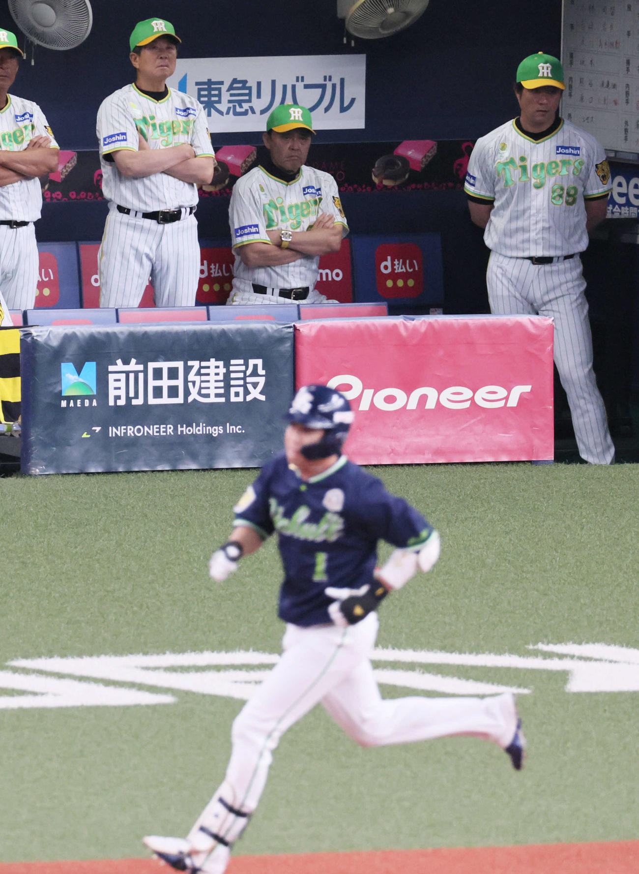 阪神対ヤクルト　5回表ヤクルト2死二塁、岡田監督（中央）は左越え2点本塁打を放った山田を見つめる（撮影・宮崎幸一）