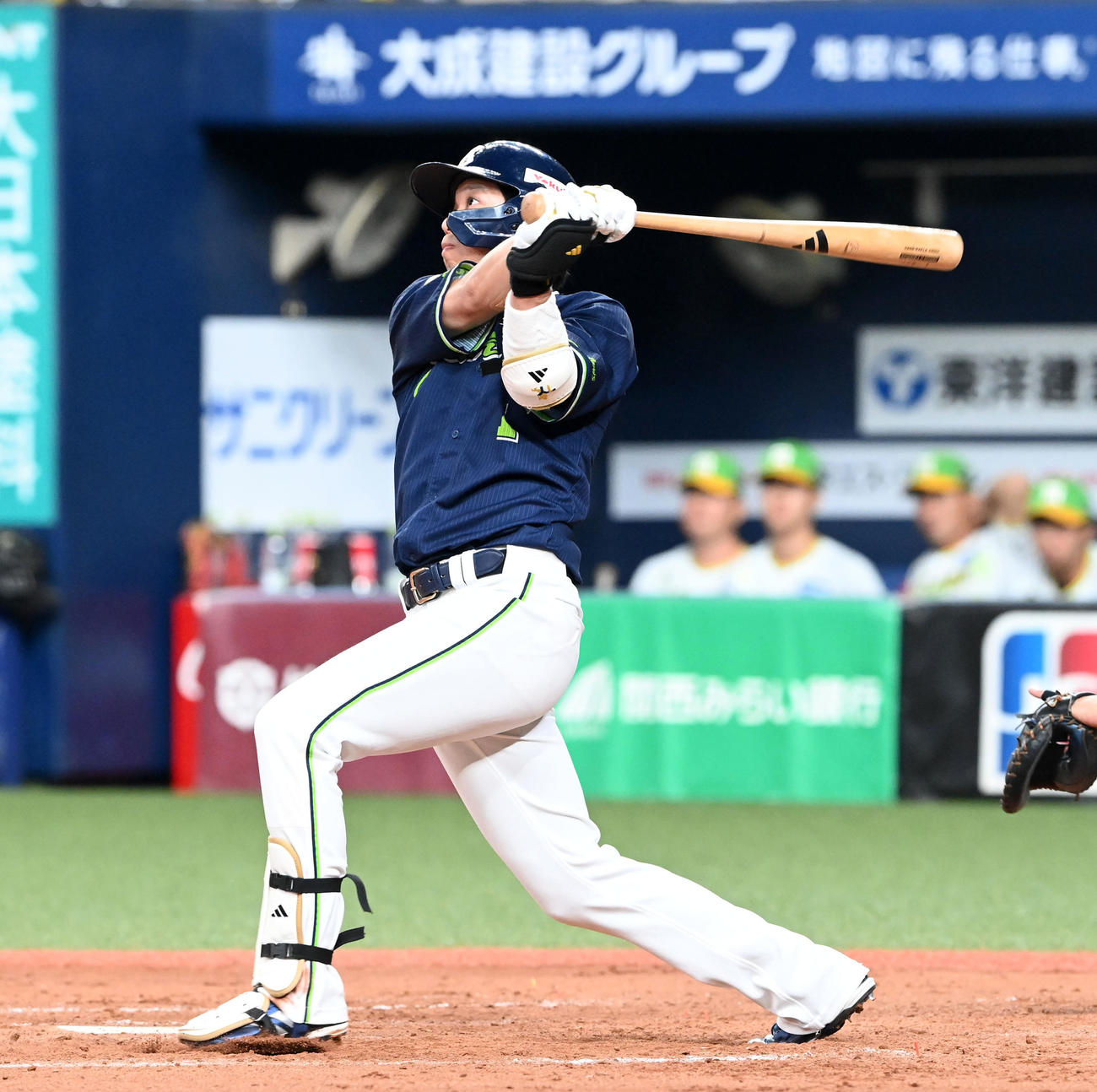 阪神対ヤクルト　5回表ヤクルト2死一塁、山田は左越え2点本塁打を放つ（撮影・前岡正明）