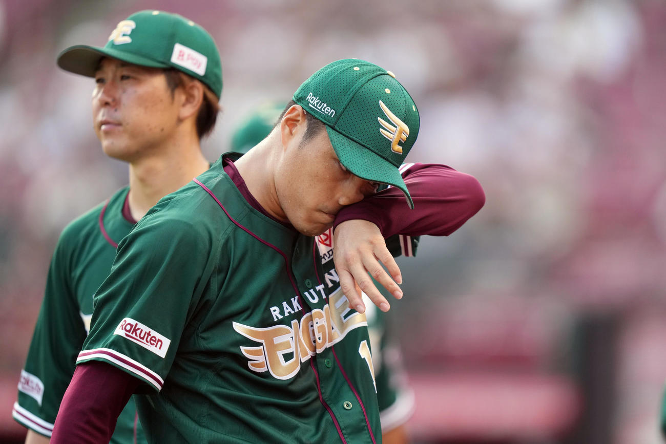 楽天対オリックス　先制点を奪われた1回表を終え、悔しそうな表情でベンチに戻る楽天先発則本（撮影・狩俣裕三）