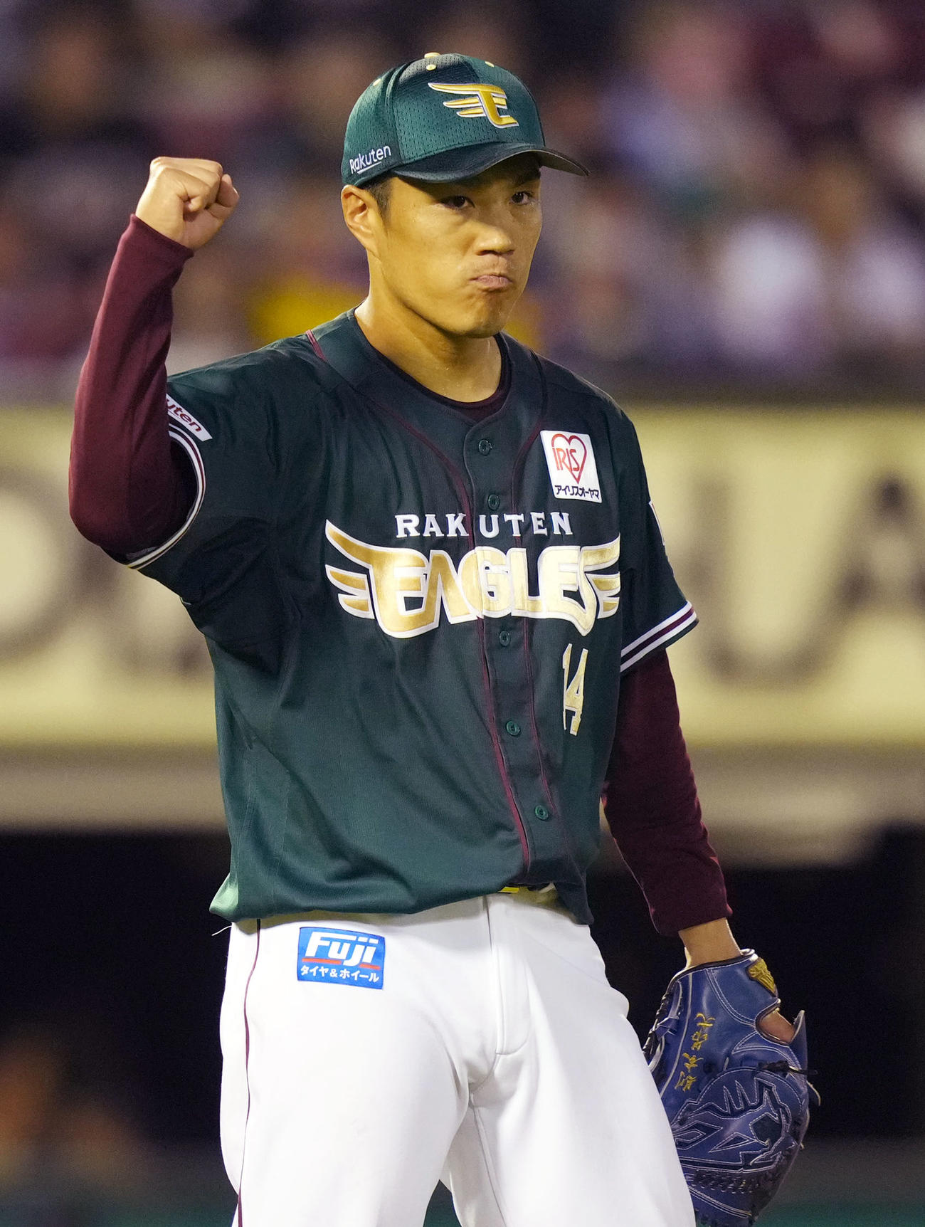 楽天対オリックス　6回表オリックス無死一塁、渡部を併殺打に打ち取り、ガッツポーズを見せる則本（撮影・狩俣裕三）
