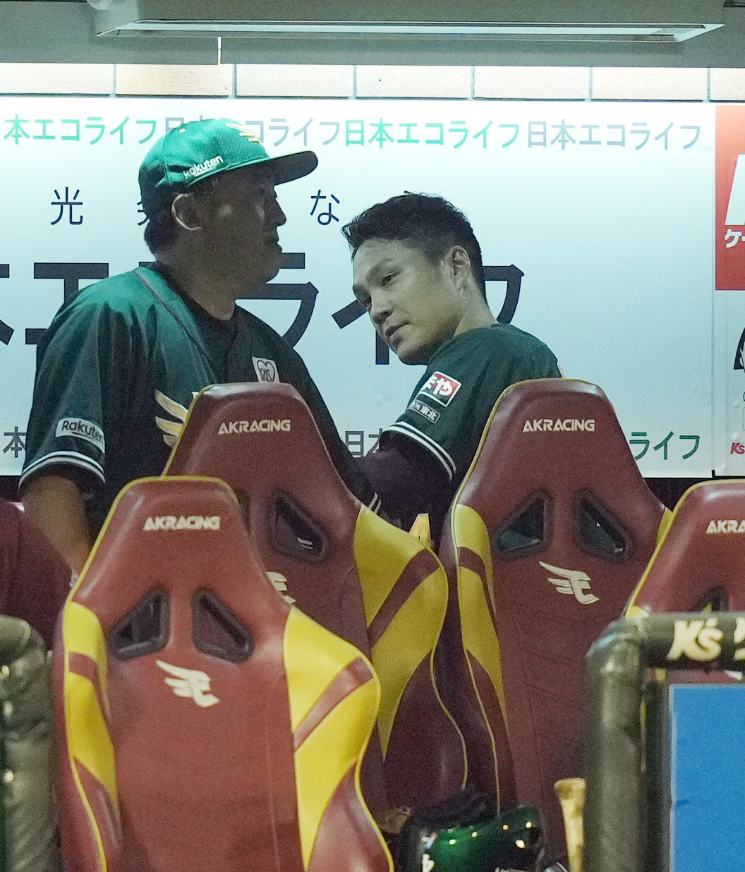 楽天対オリックス　8回途中、降板し、石井監督（左）に話しかけられる則本（撮影・狩俣裕三）