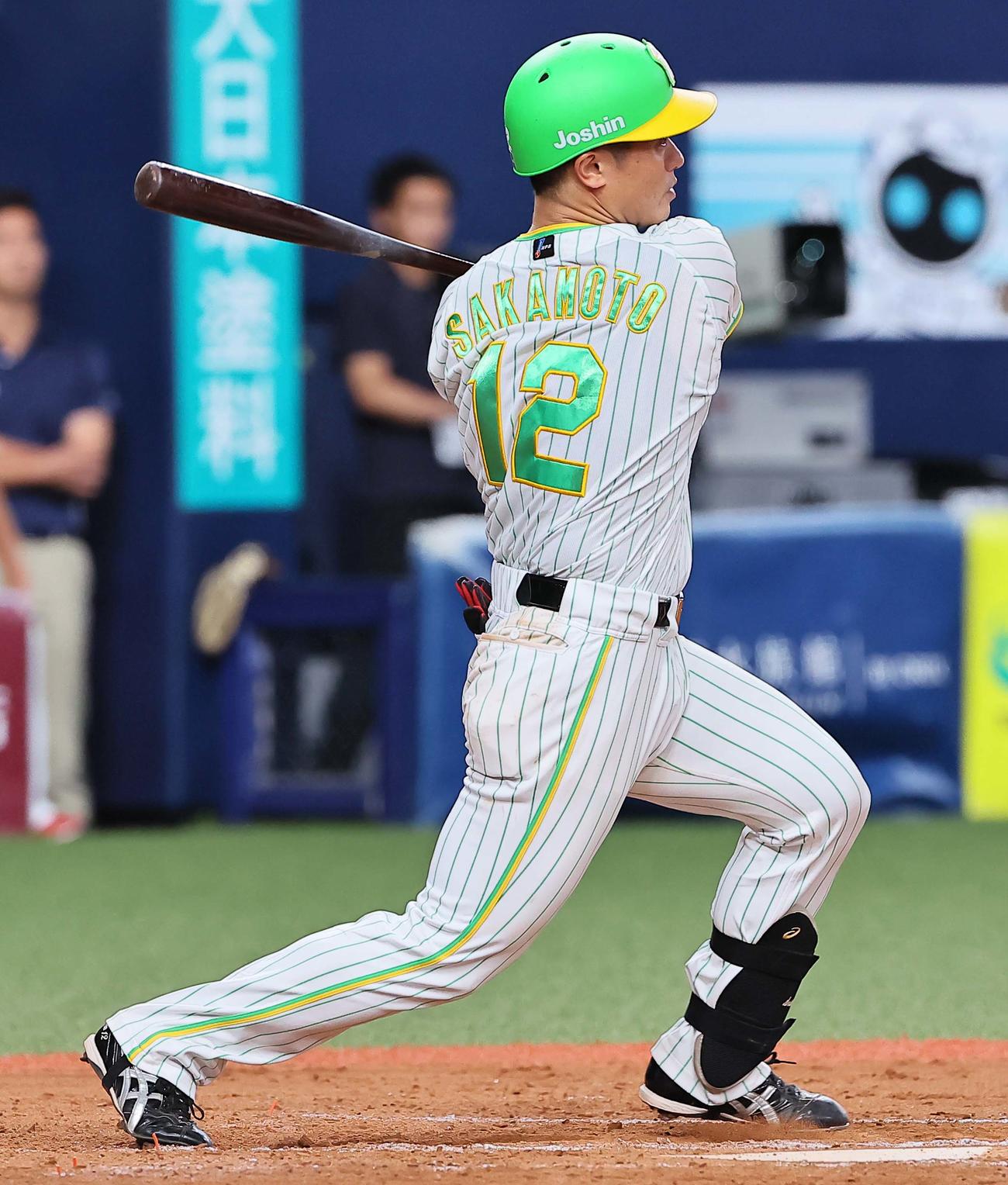 阪神対ヤクルト　7回裏阪神1死一、三塁、坂本は中前に適時打を放つ（撮影・上田博志）