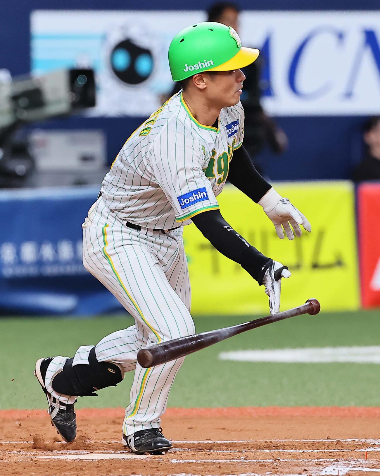 阪神対ヤクルト　7回裏阪神1死一、三塁、坂本は中前に適時打を放つ（撮影・上田博志）