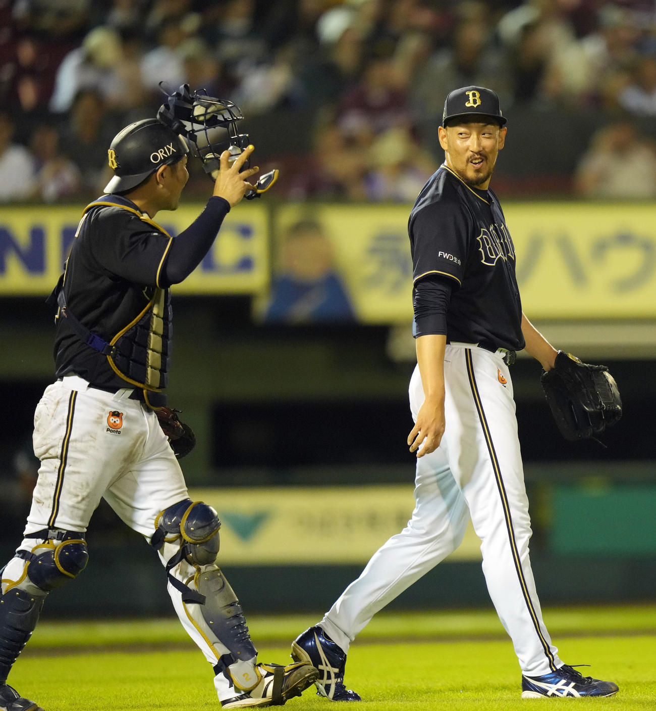 楽天対オリックス　試合後、若月（左）と笑顔で喜ぶ平野佳（撮影・狩俣裕三）