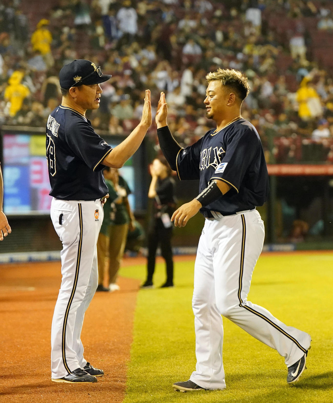 楽天対オリックス　試合後、森（右）とタッチを交わす中嶋監督（撮影・狩俣裕三）