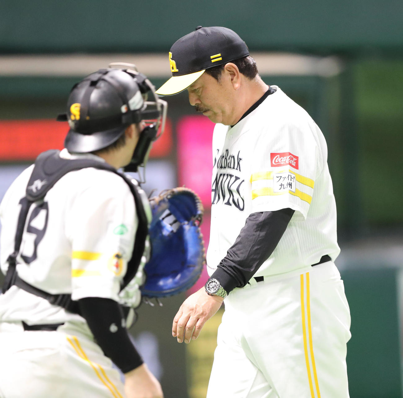 ソフトバンク対日本ハム　審判に選手交代を告げ厳しい顔でベンチに戻る藤本監督（撮影・梅根麻紀）