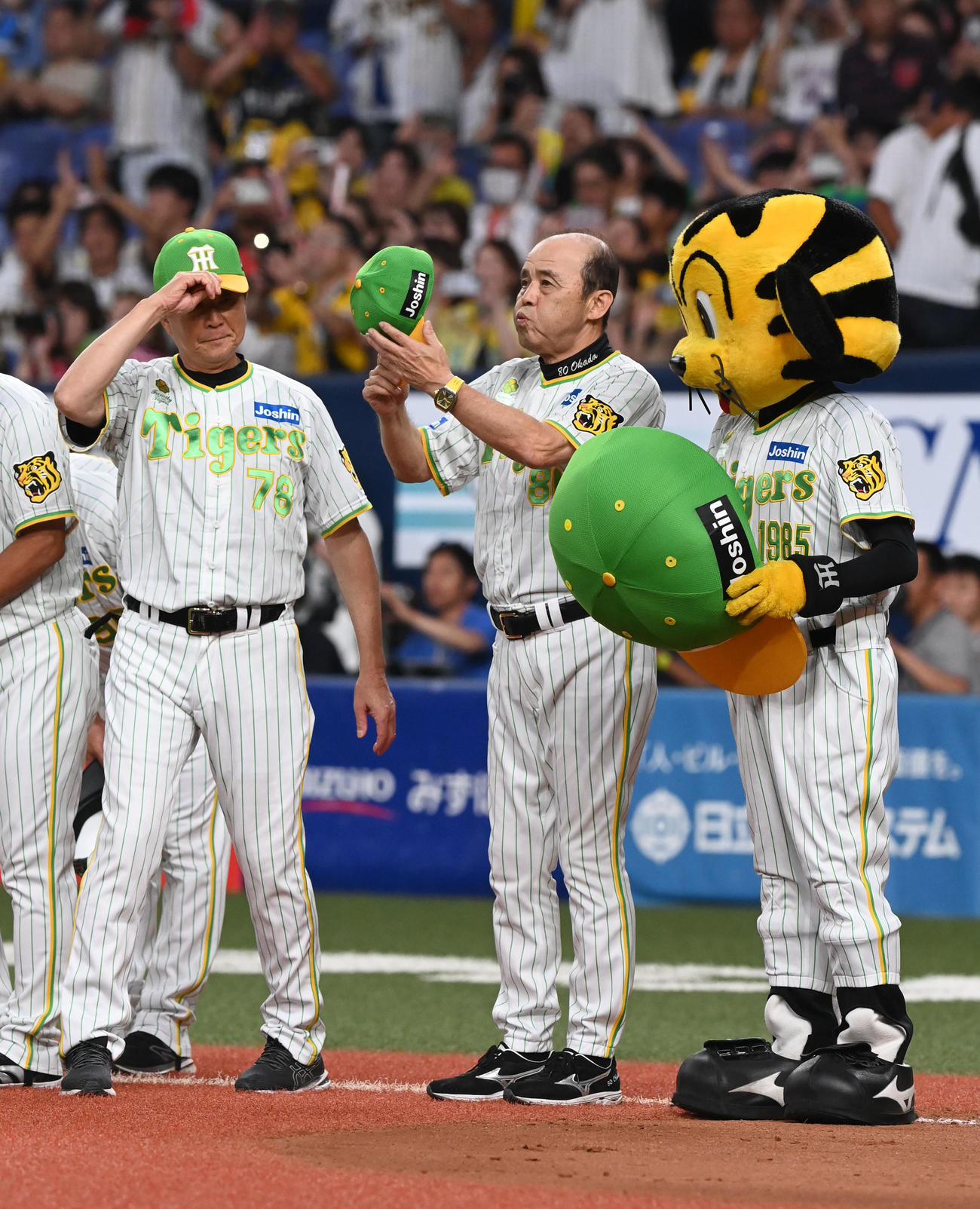 阪神対ヤクルト　ファンに勝利のあいさつをする岡田監督（撮影・前岡正明）