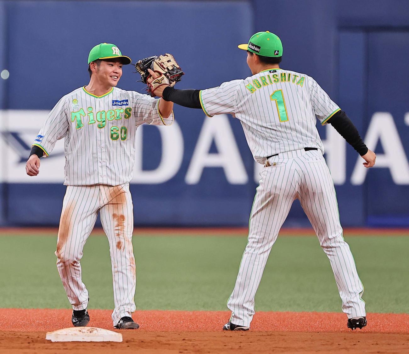 阪神対ヤクルト　ヤクルトに勝利し森下（右）とグラブタッチして笑顔を見せる小野寺（撮影・上田博志）