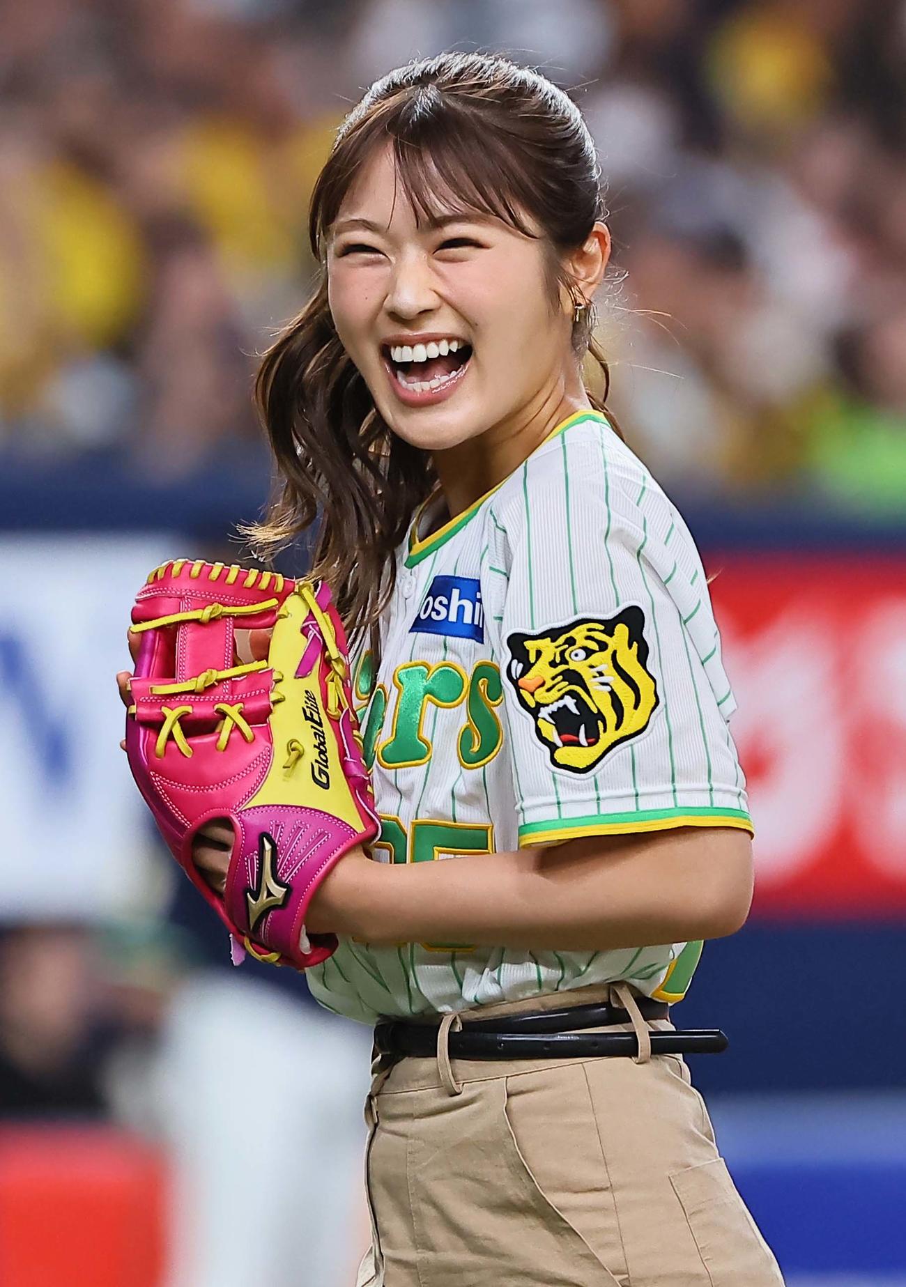阪神対ヤクルト　始球式を務めるNMB48渋谷凪咲（撮影・上田博志）