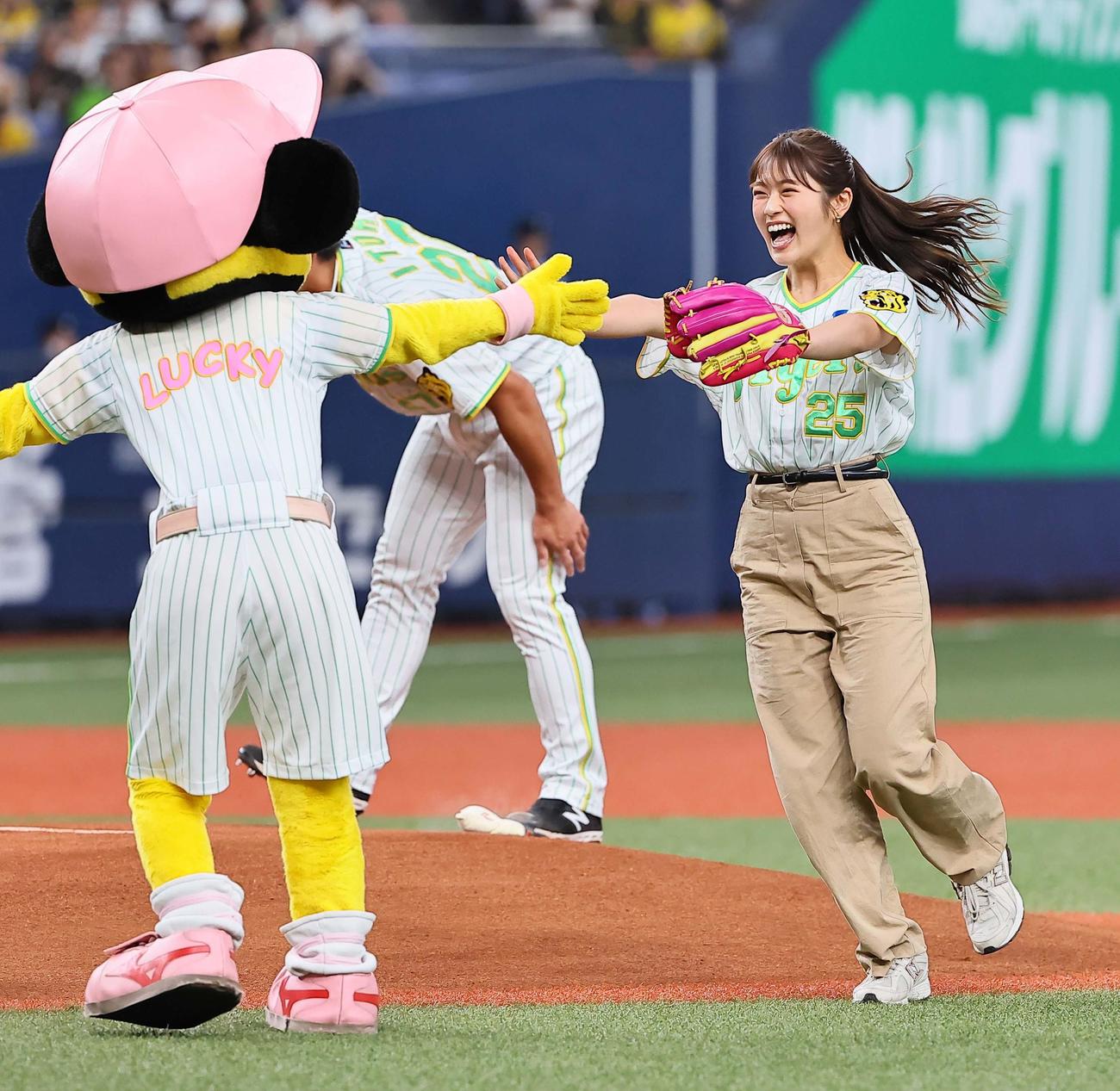 阪神対ヤクルト　始球式を務めるNMB48渋谷凪咲（撮影・上田博志）