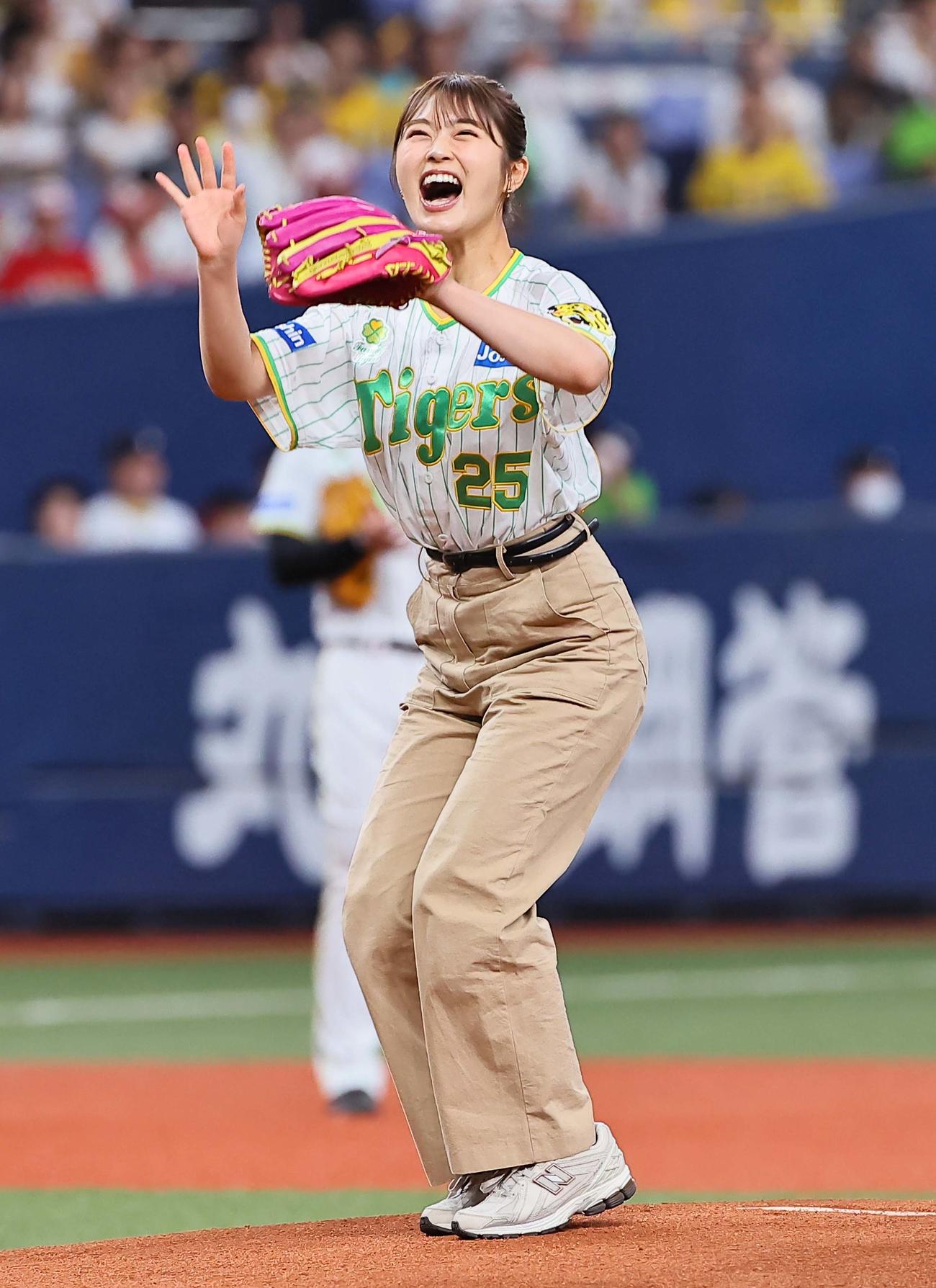 阪神対ヤクルト　始球式を務めるNMB48渋谷凪咲（撮影・上田博志）