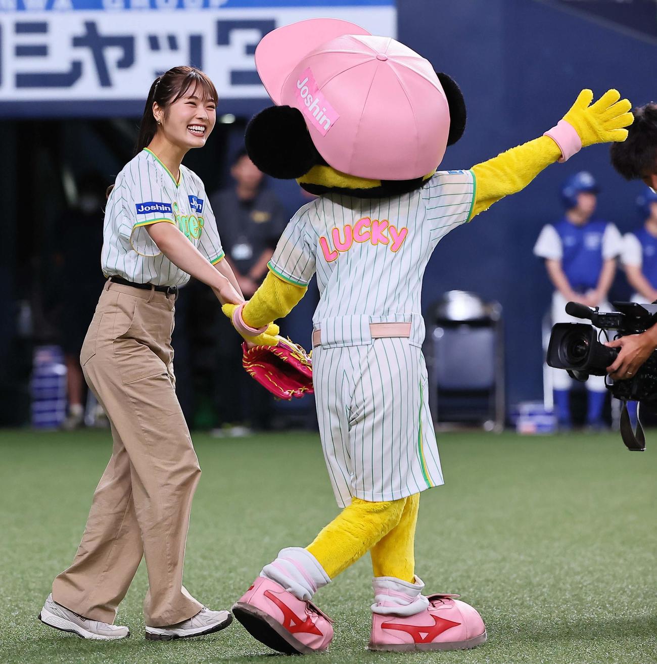 阪神対ヤクルト　始球式を務めるNMB48渋谷凪咲（撮影・上田博志）