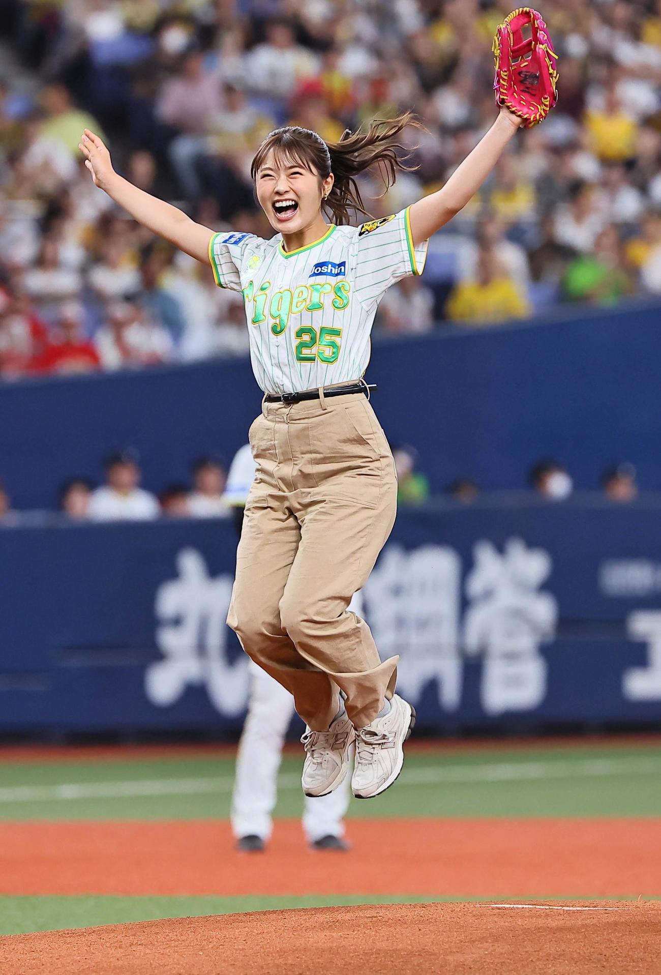 阪神対ヤクルト　始球式を務めるNMB48渋谷凪咲（撮影・上田博志）