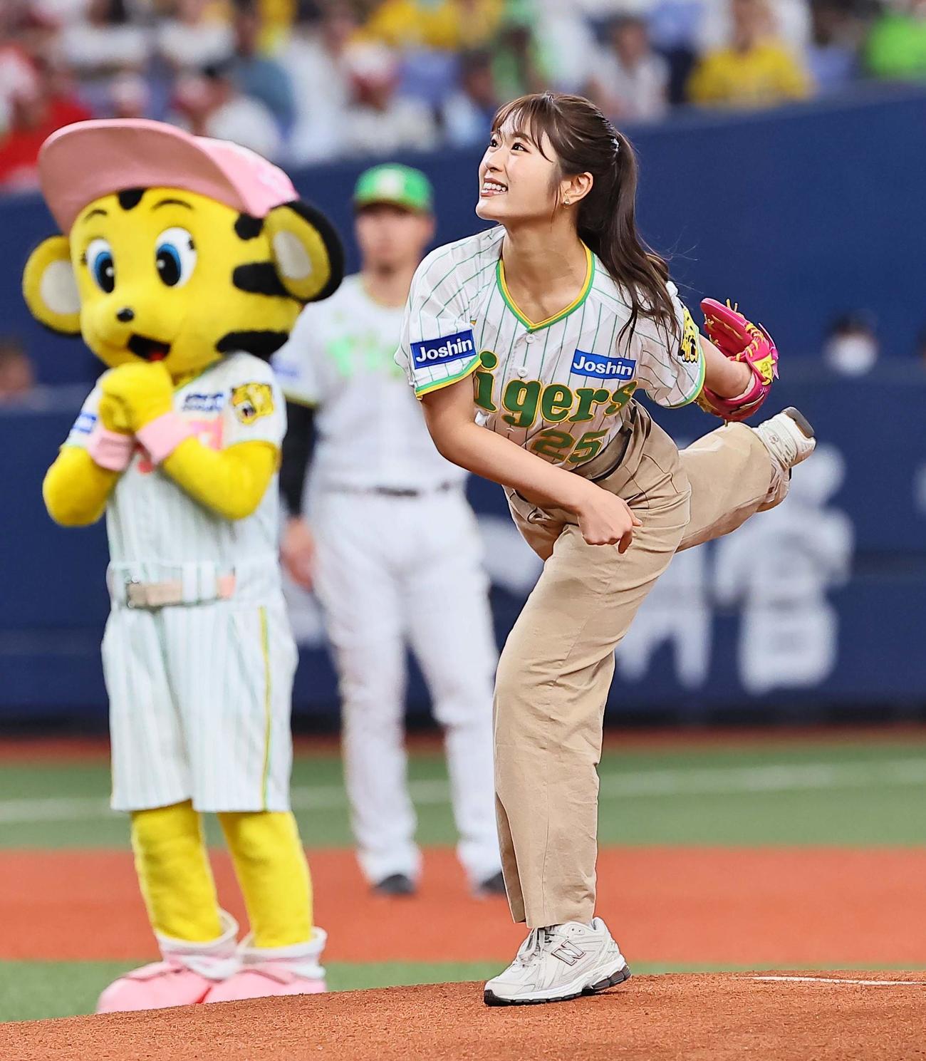 阪神対ヤクルト　始球式を務めるNMB48渋谷凪咲（撮影・上田博志）
