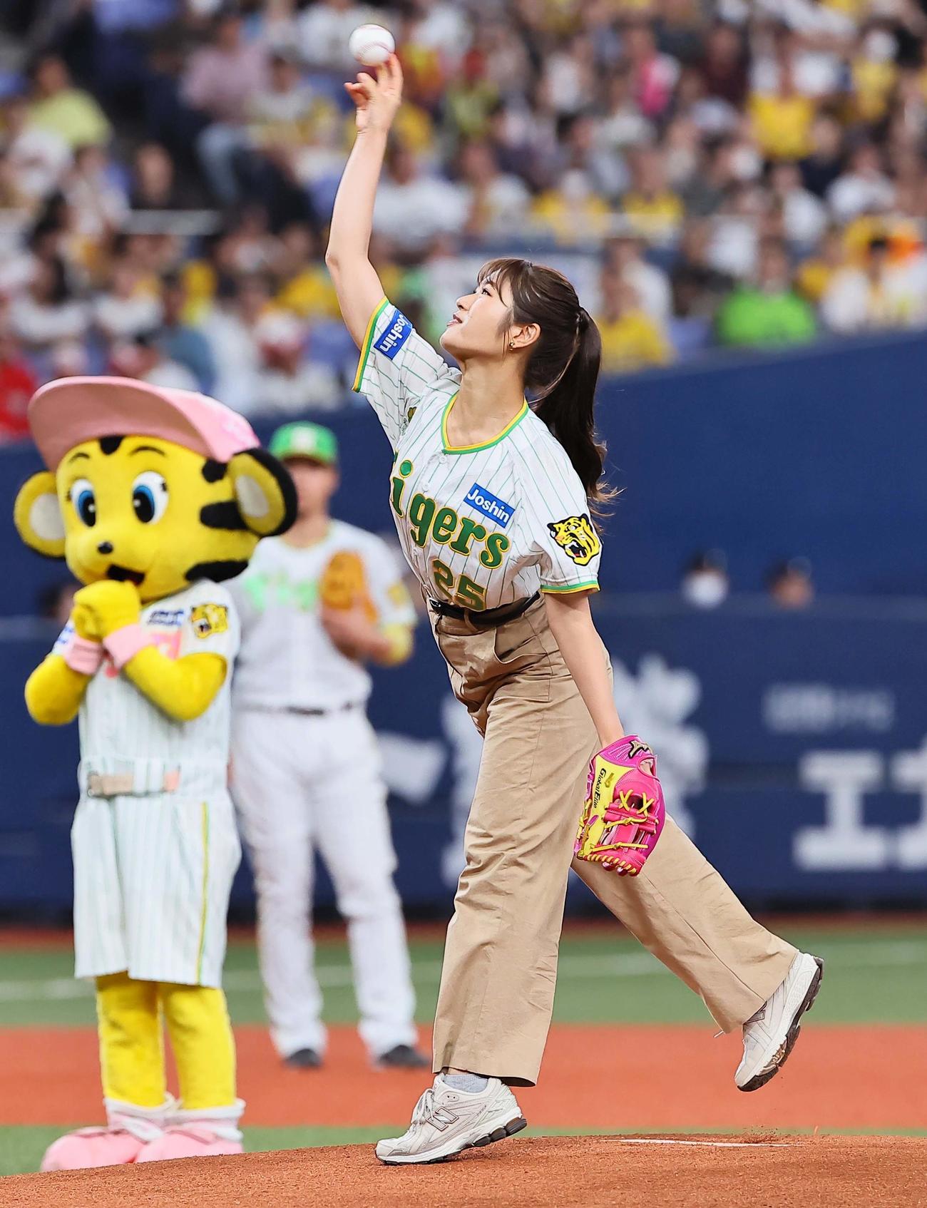 阪神対ヤクルト　始球式を務めるNMB48渋谷凪咲（撮影・上田博志）