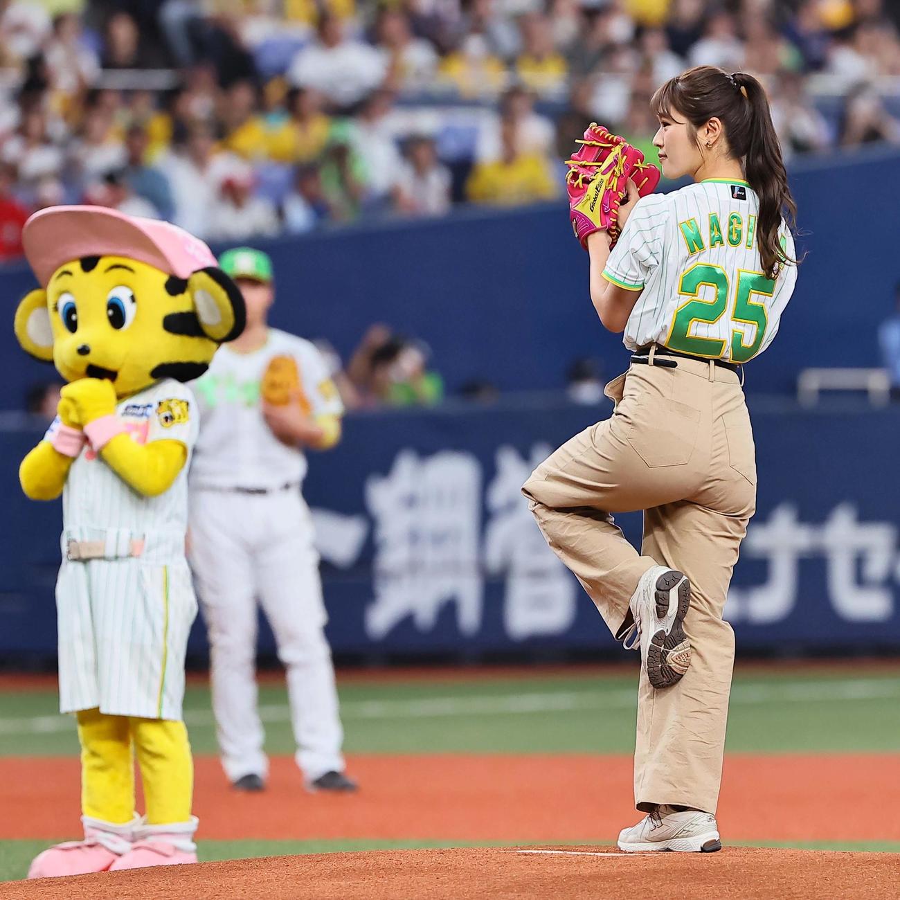 阪神対ヤクルト　始球式を務めるNMB48渋谷凪咲（撮影・上田博志）