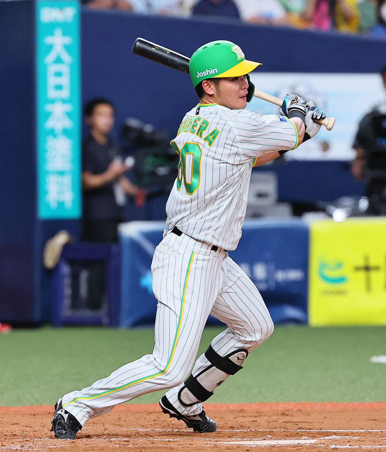 阪神対ヤクルト　7回裏阪神1死、小野寺は右前打を放つ（撮影・上田博志）