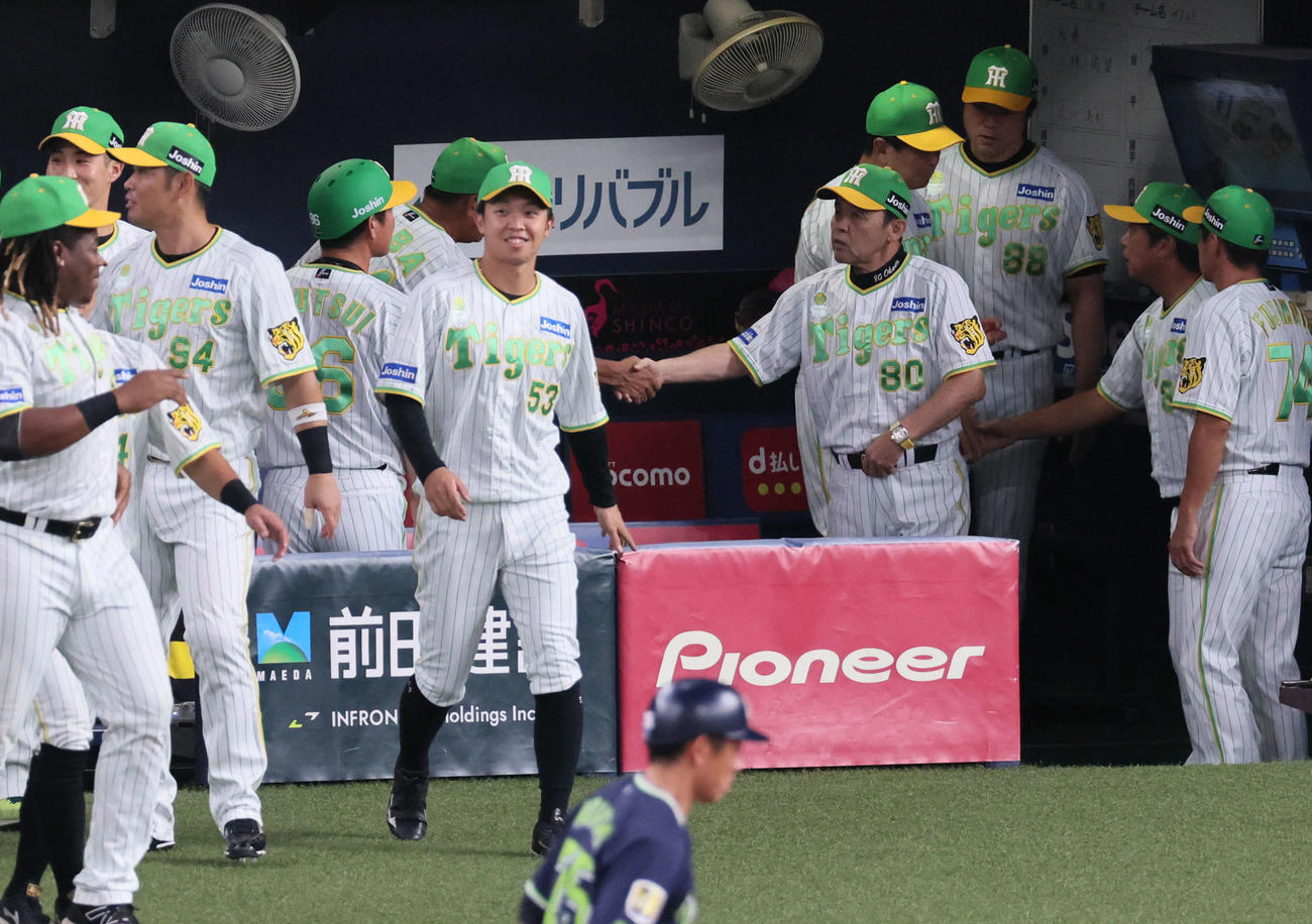 阪神対ヤクルト　10連勝を決めて握手を交わす岡田監督（撮影・宮崎幸一）