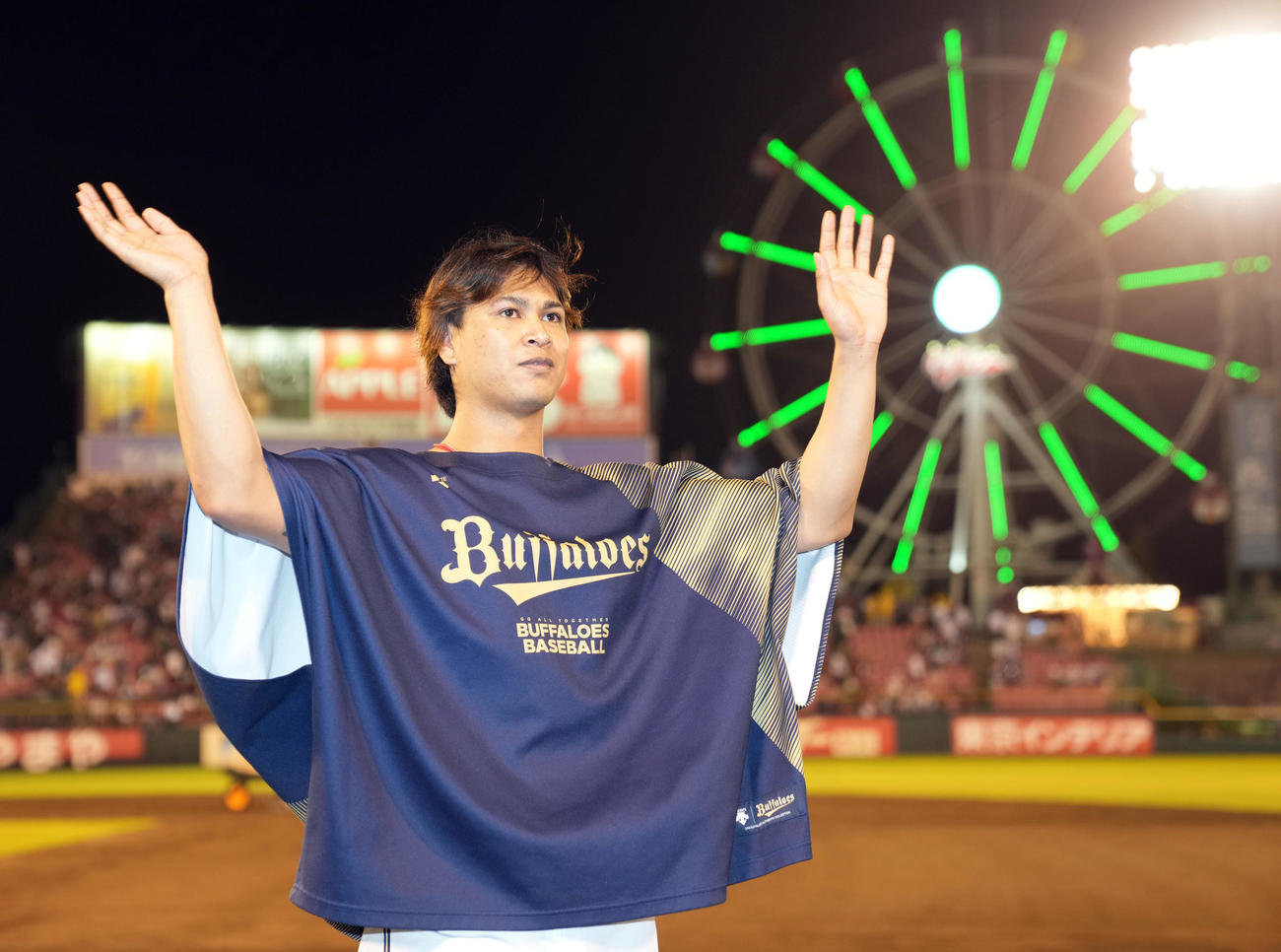 楽天対オリックス　ヒーローインタビュー後、ファンにあいさつする宇田川（撮影・狩俣裕三）