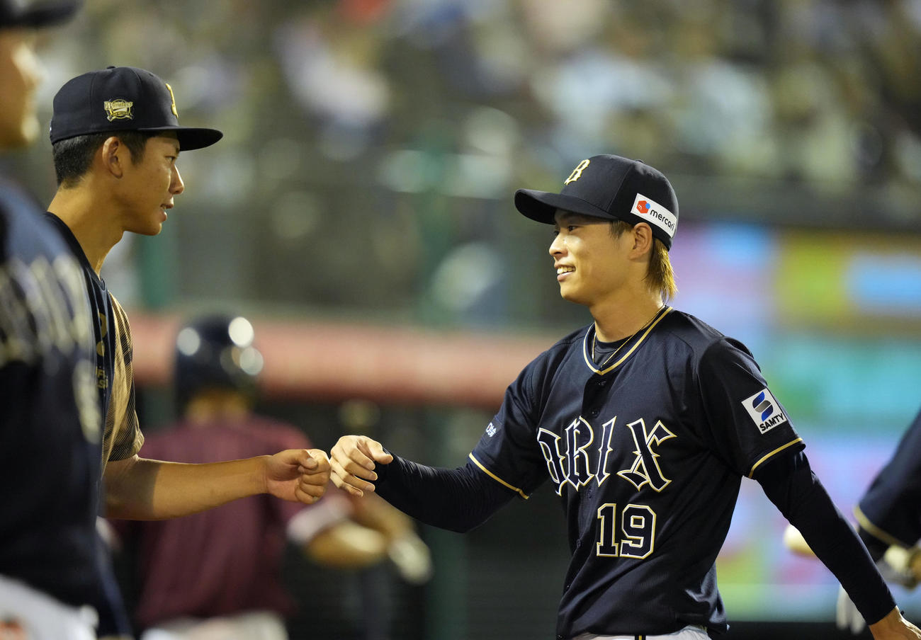 楽天対オリックス　6回裏を抑えた山岡（右）をタッチで迎える先発曽谷（撮影・狩俣裕三）
