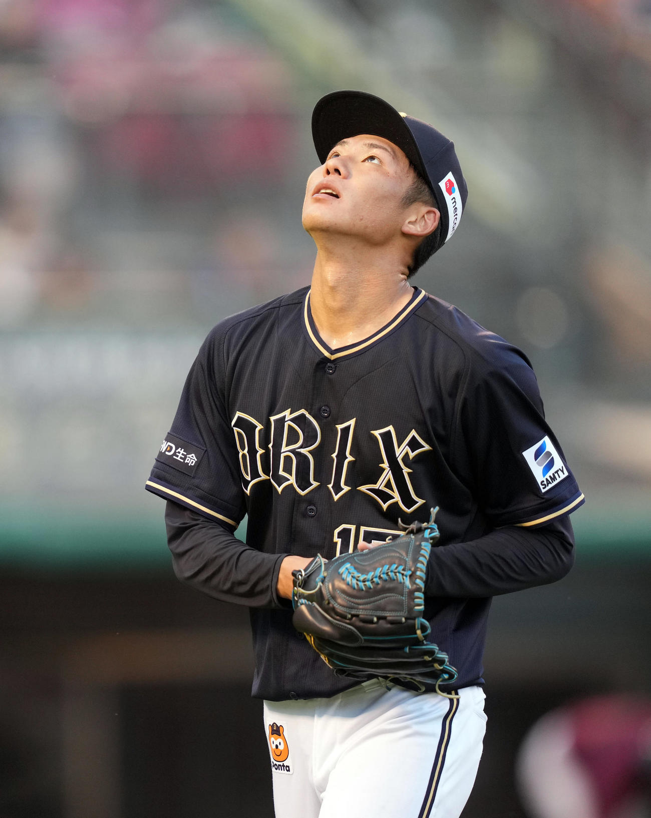 楽天対オリックス　3回裏を終え、天を仰ぐオリックス先発の曽谷（撮影・狩俣裕三）