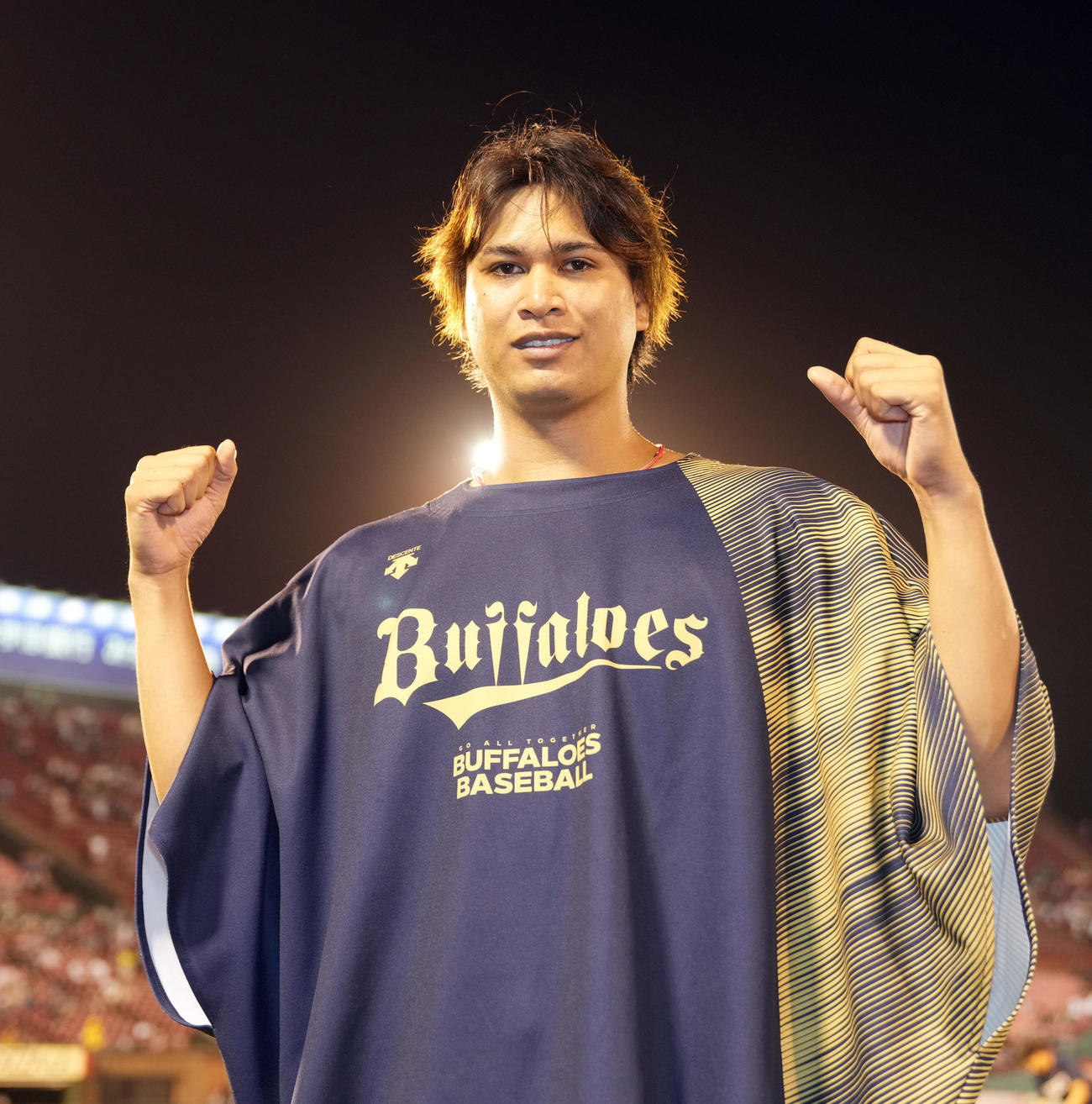 楽天対オリックス　ヒーローインタビュー後、ガッツポーズで記念撮影をする宇田川（撮影・狩俣裕三）