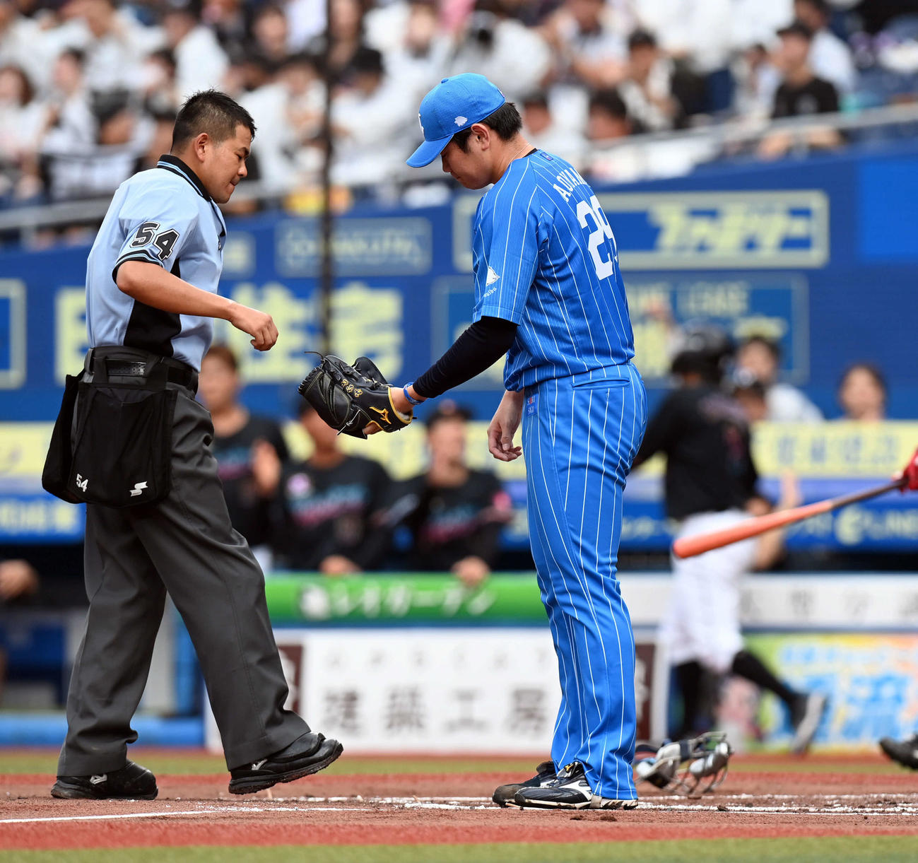 ロッテ対西武　2回裏ロッテ1死二塁、安田に先制の適時打を許した青山（撮影・たえ見朱実）