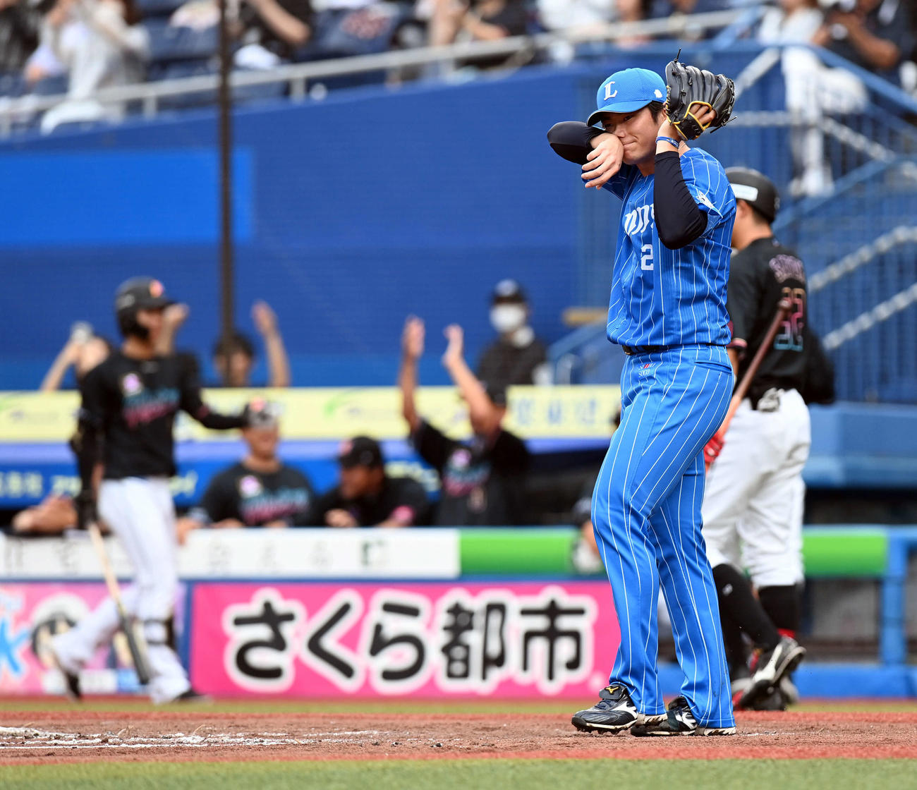 ロッテ対西武　2回裏ロッテ1死二塁、安田に適時打を許し失点をした西武先発の青山（撮影・たえ見朱実）