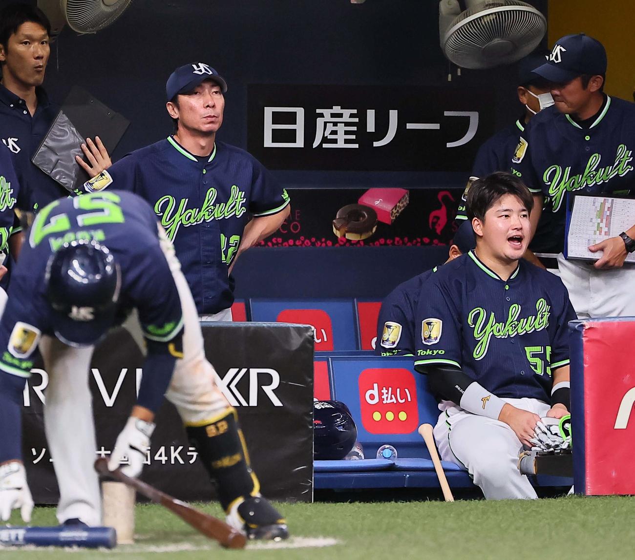 阪神対ヤクルト　阪神にリードを許しベンチで渋い表情を見せる高津監督（左から2人目）と村上（撮影・上田博志）
