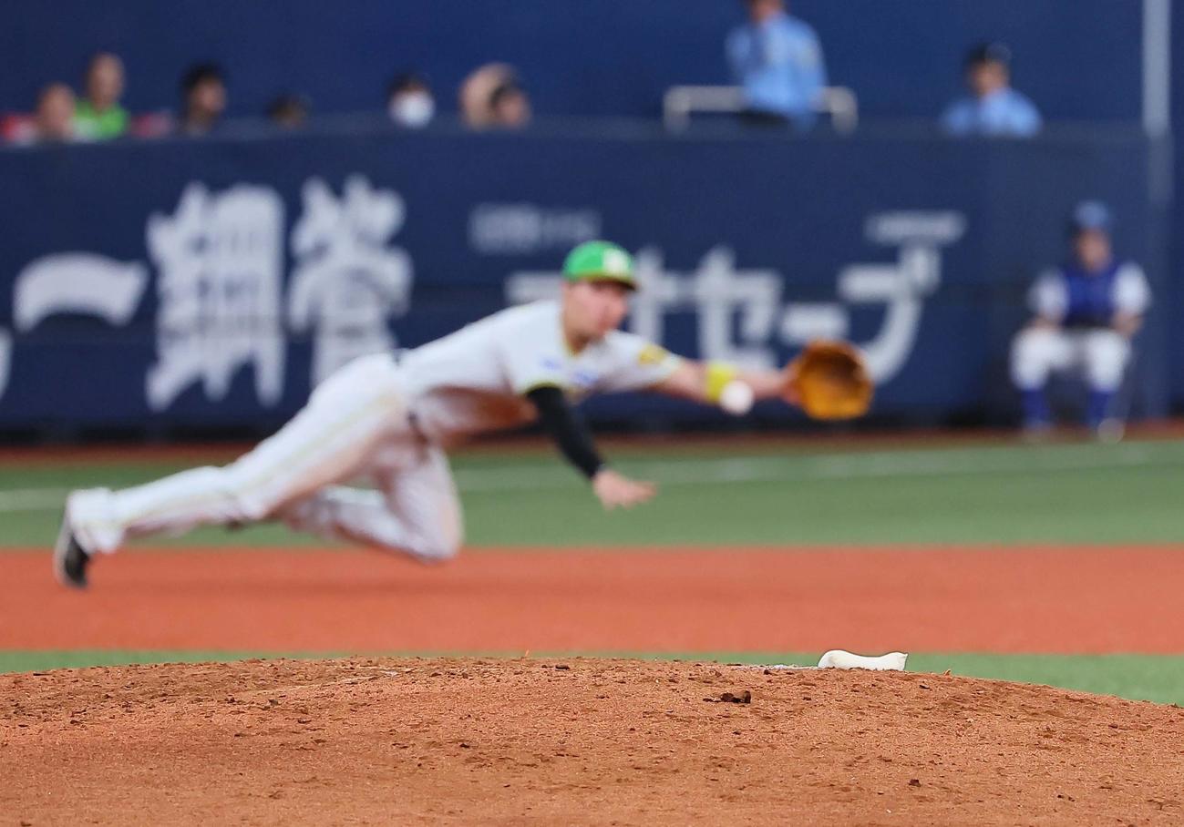 阪神対ヤクルト　4回表ヤクルト1死一、二塁、北村の打球に飛びつく佐藤輝（撮影・上田博志）