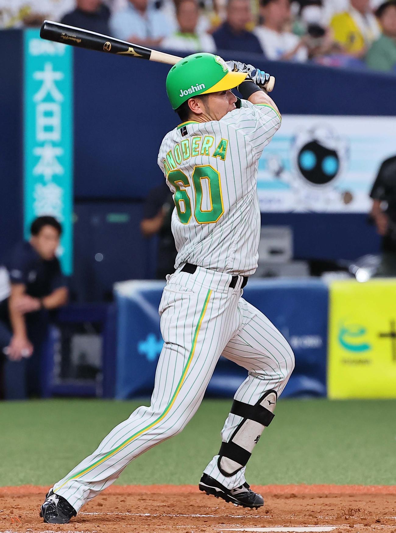 阪神対ヤクルト　3回裏阪神1死満塁、小野寺は右前に逆転2点適時打を放つ（撮影・上田博志）