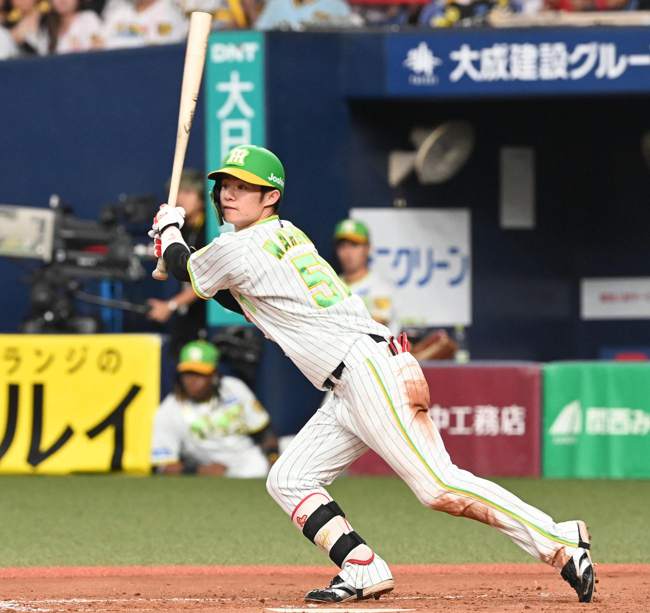 阪神対ヤクルト　4回裏阪神無死一、二塁、中野は左前適時打を放つ（撮影・前岡正明）