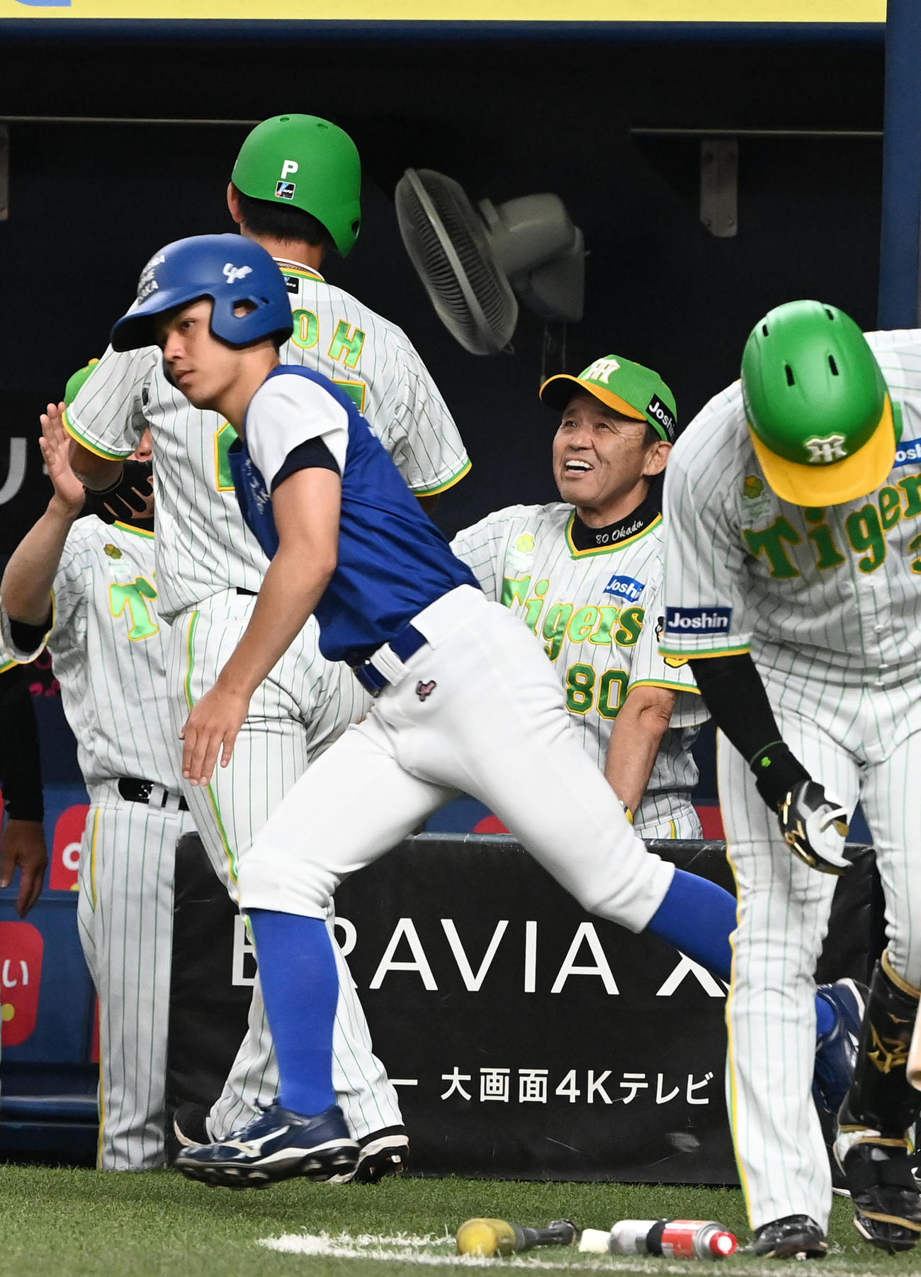 阪神対ヤクルト　4回裏阪神無死一、二塁、中野の左前適時打で生還した伊藤将を笑顔で迎える岡田監督（撮影・前岡正明）