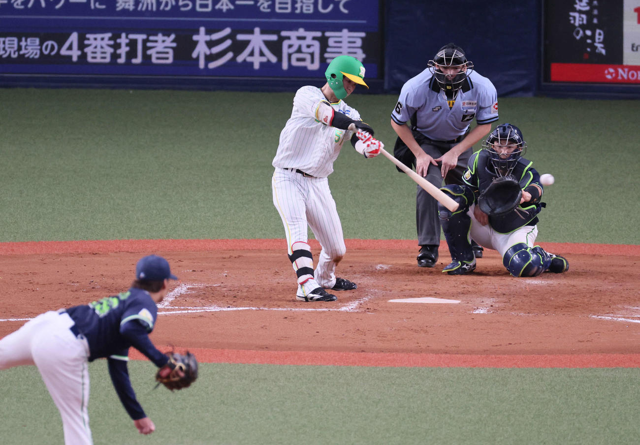 阪神対ヤクルト　4回裏阪神無死一、二塁、中野は左前適時打を放つ（撮影・宮崎幸一）