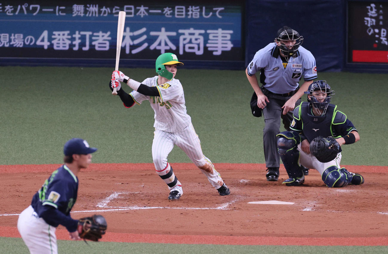 阪神対ヤクルト　4回裏阪神無死一、二塁、中野は左前適時打を放つ（撮影・宮崎幸一）
