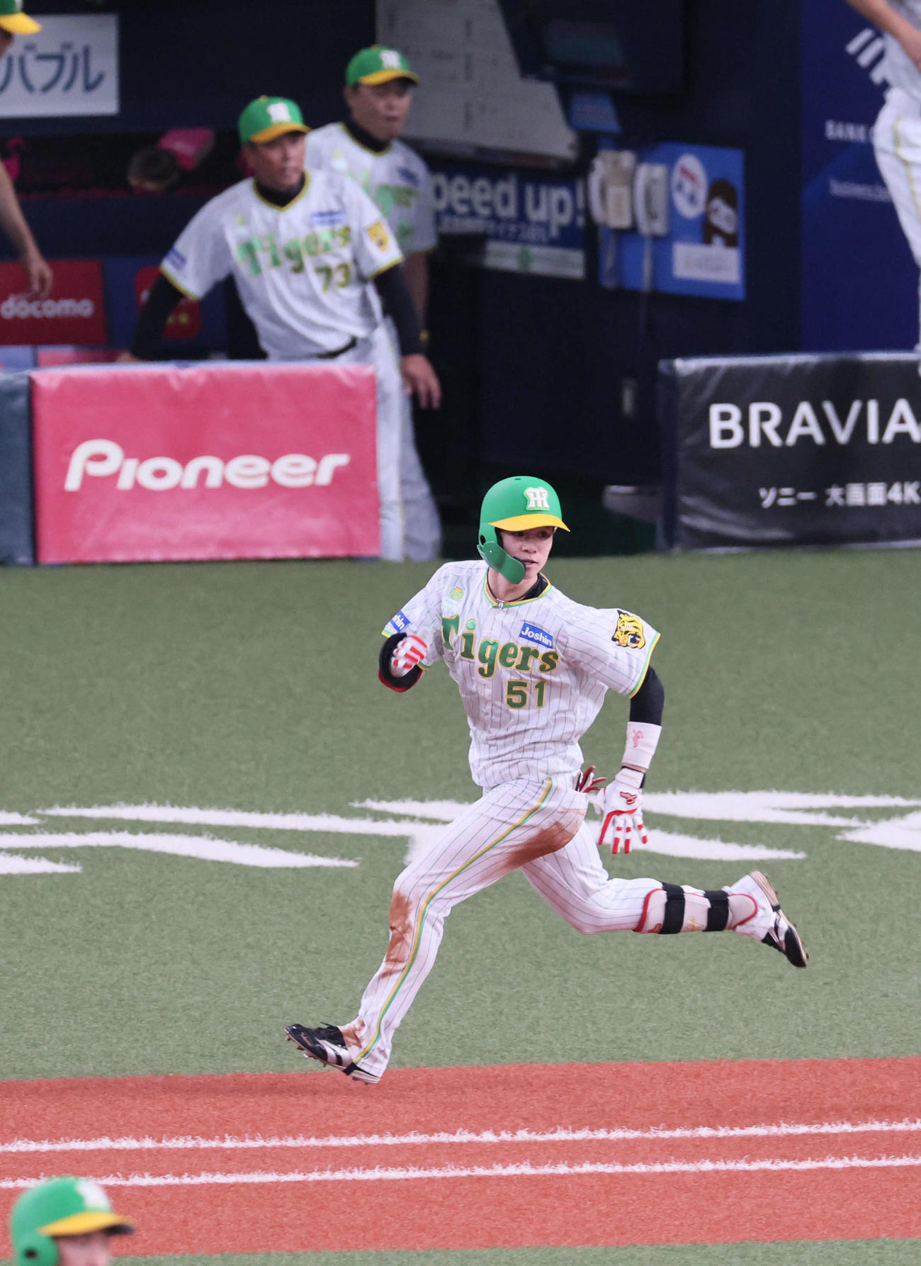 阪神対ヤクルト　4回裏阪神無死一、二塁、中野は左前適時打を放つ（撮影・宮崎幸一）