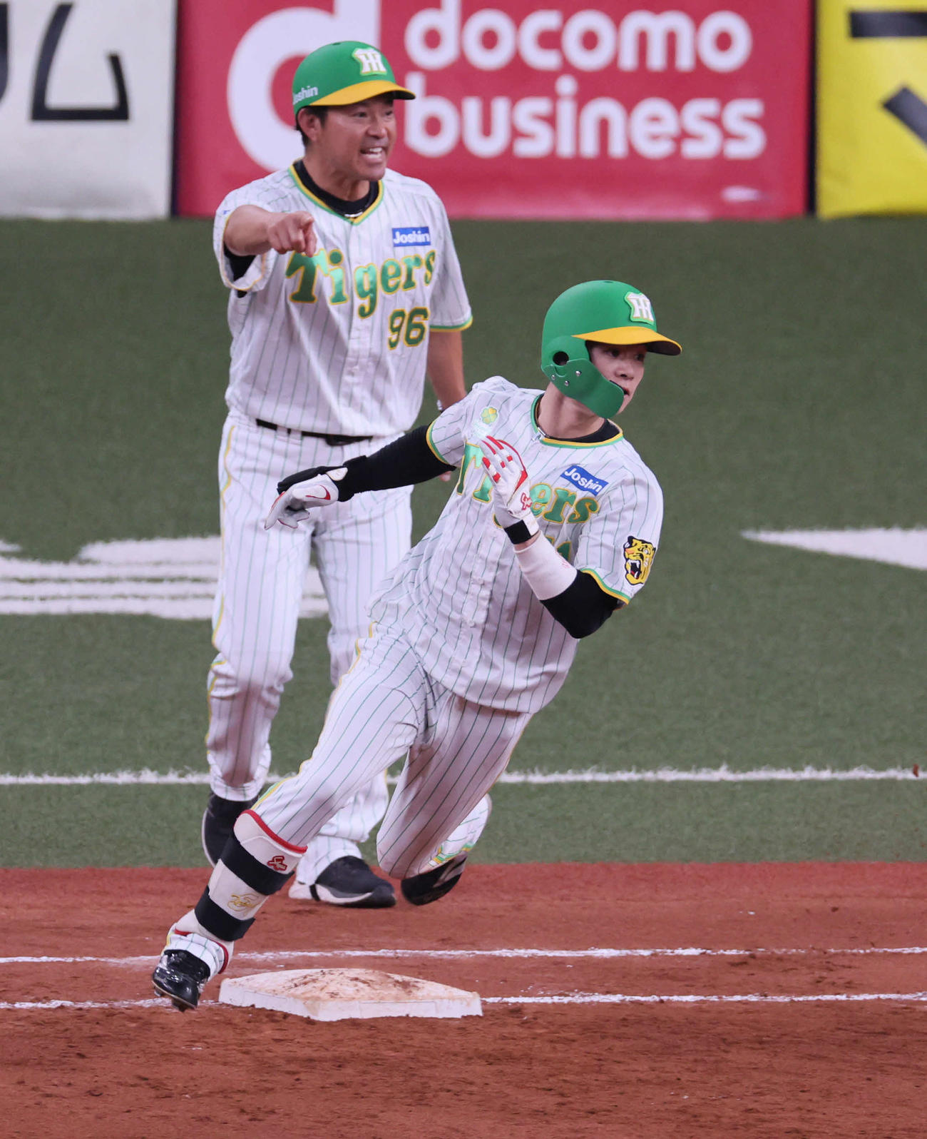 阪神対ヤクルト　4回裏阪神無死一、二塁、中野は左前適時打を放つ（撮影・宮崎幸一）