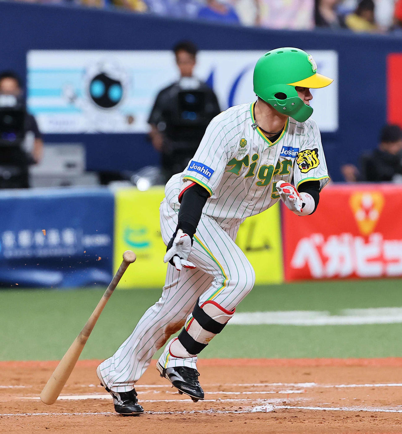 阪神対ヤクルト　8回裏阪神2死、中野は中前打を放つ（撮影・上田博志）