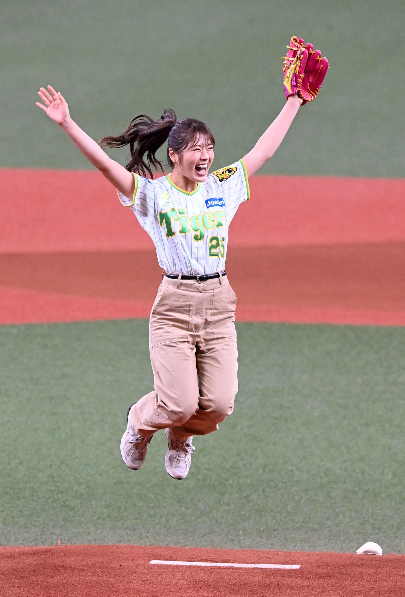 阪神対ヤクルト　始球式を務めたNMB48渋谷凪咲（撮影・前岡正明）