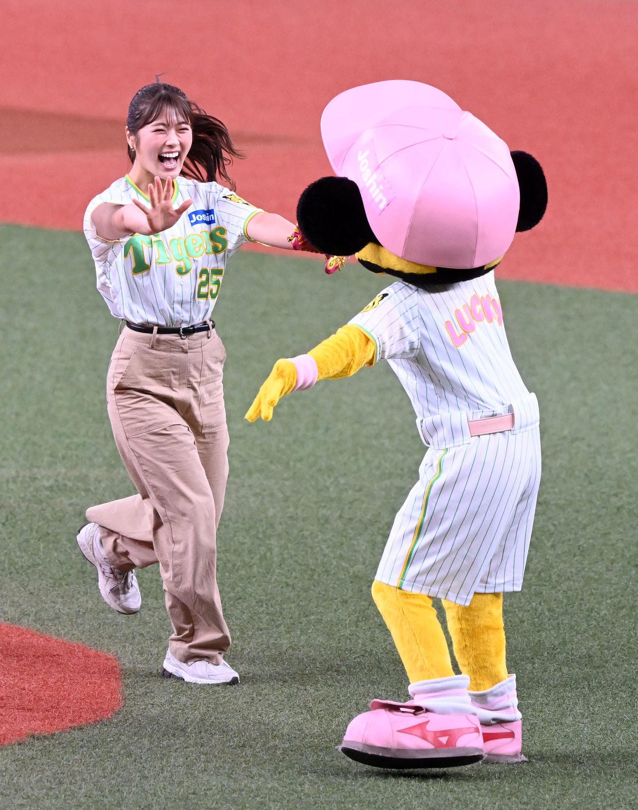 阪神対ヤクルト　始球式を務めたNMB48渋谷凪咲（撮影・前岡正明）