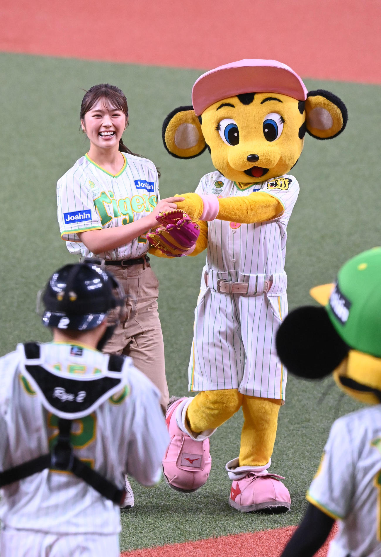 阪神対ヤクルト　始球式を務めたNMB48渋谷凪咲（撮影・前岡正明）