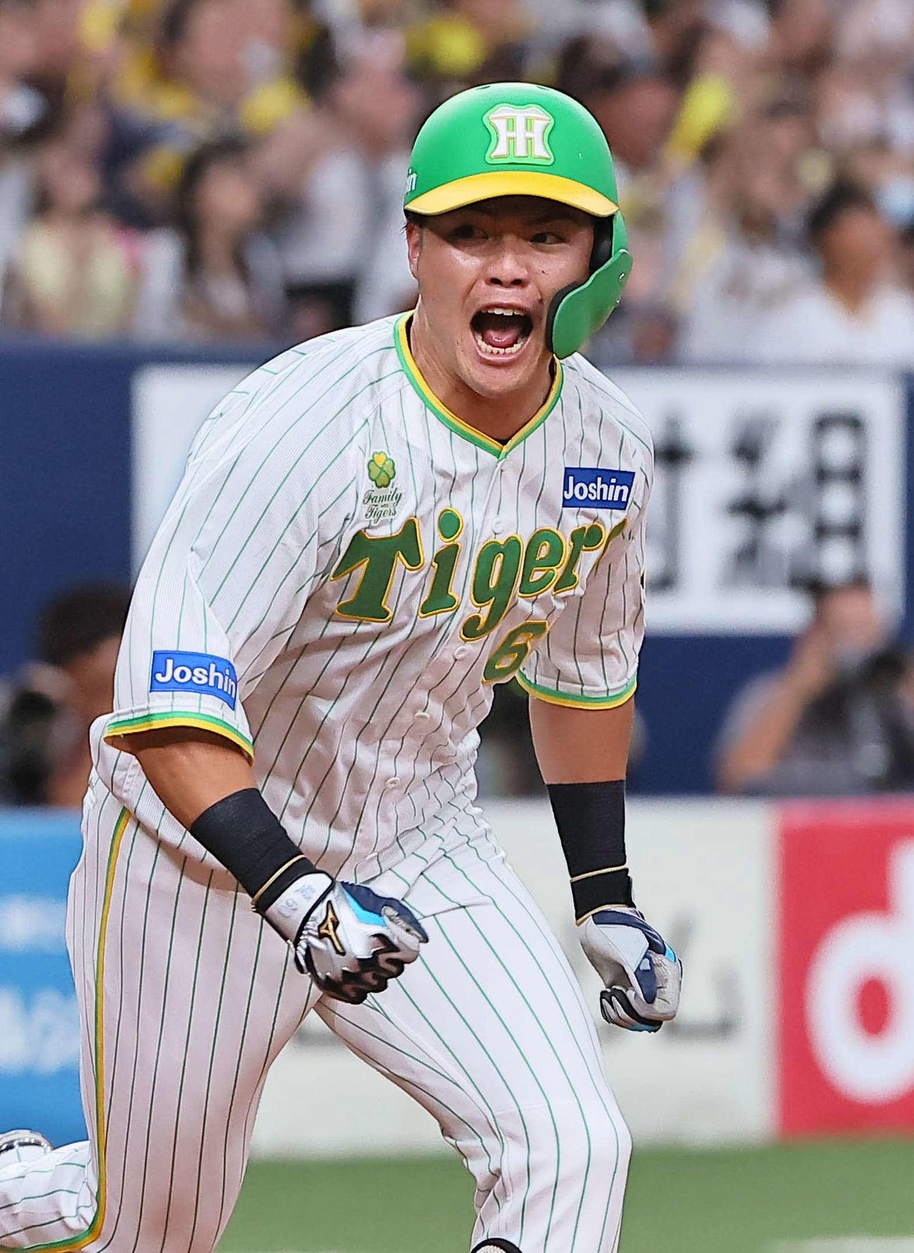 阪神対ヤクルト　3回裏阪神1死満塁、2点適時打を放った小野寺は雄たけびをあげながら一塁へ向かう（撮影・上田博志）